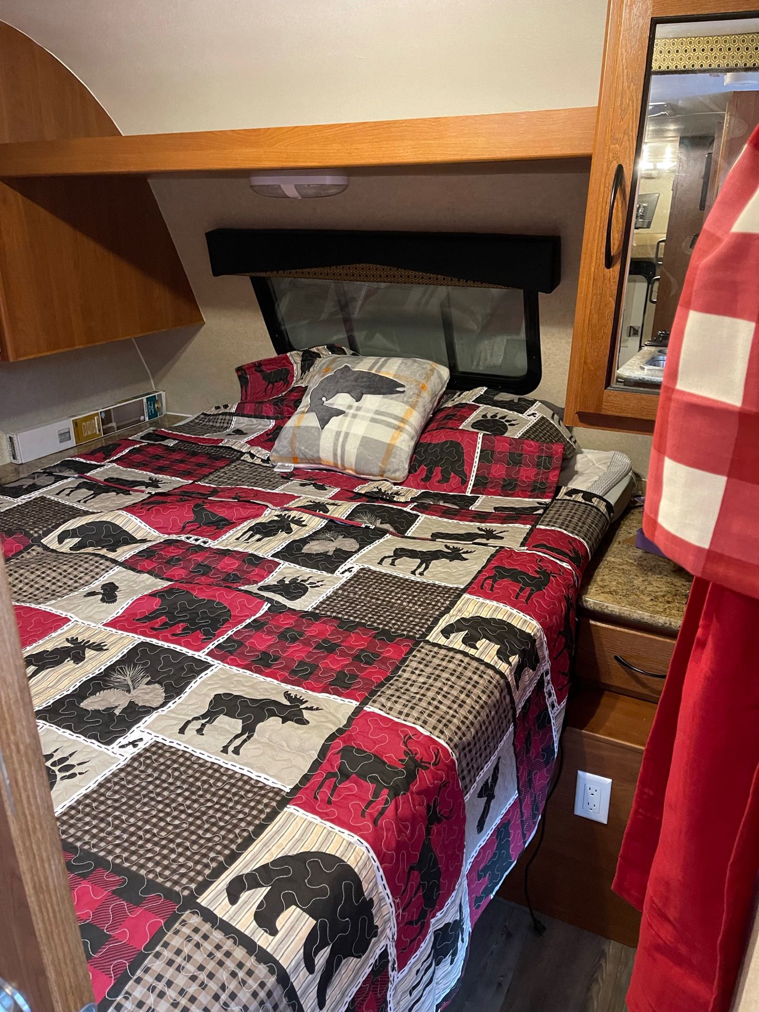 Queen size bed sleeps two. Pacific Coachworks Panther Xtralite 2016