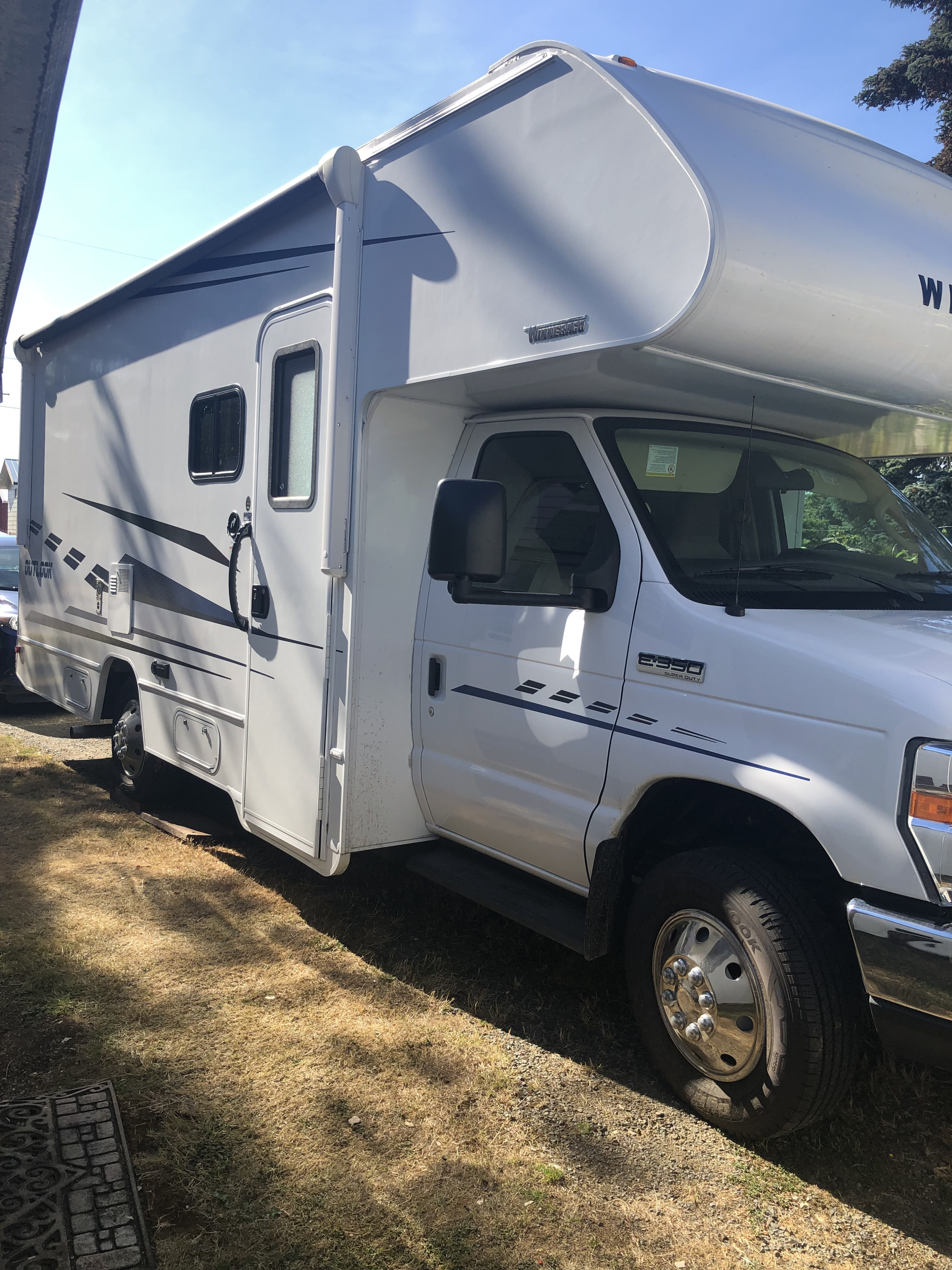 2019 Winnebago Outlook Just like new, sleeps 5