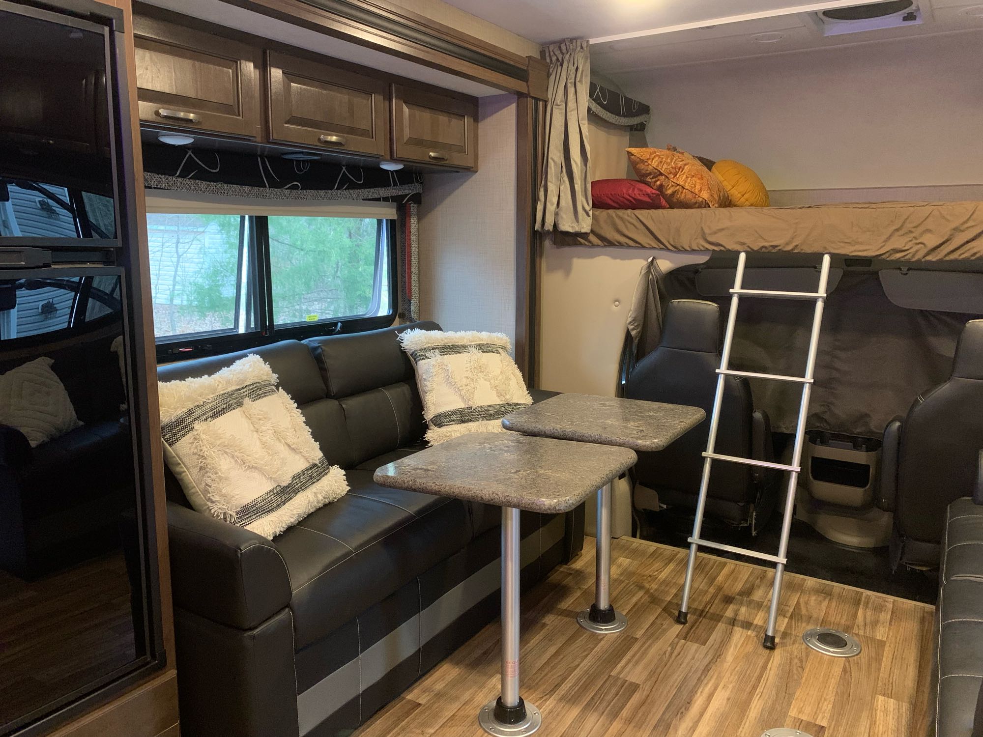 This inviting rv rental offers a comfy sofa, removable dining tables, and a cozy overhead bunk bed.. Thor Outlaw 2018