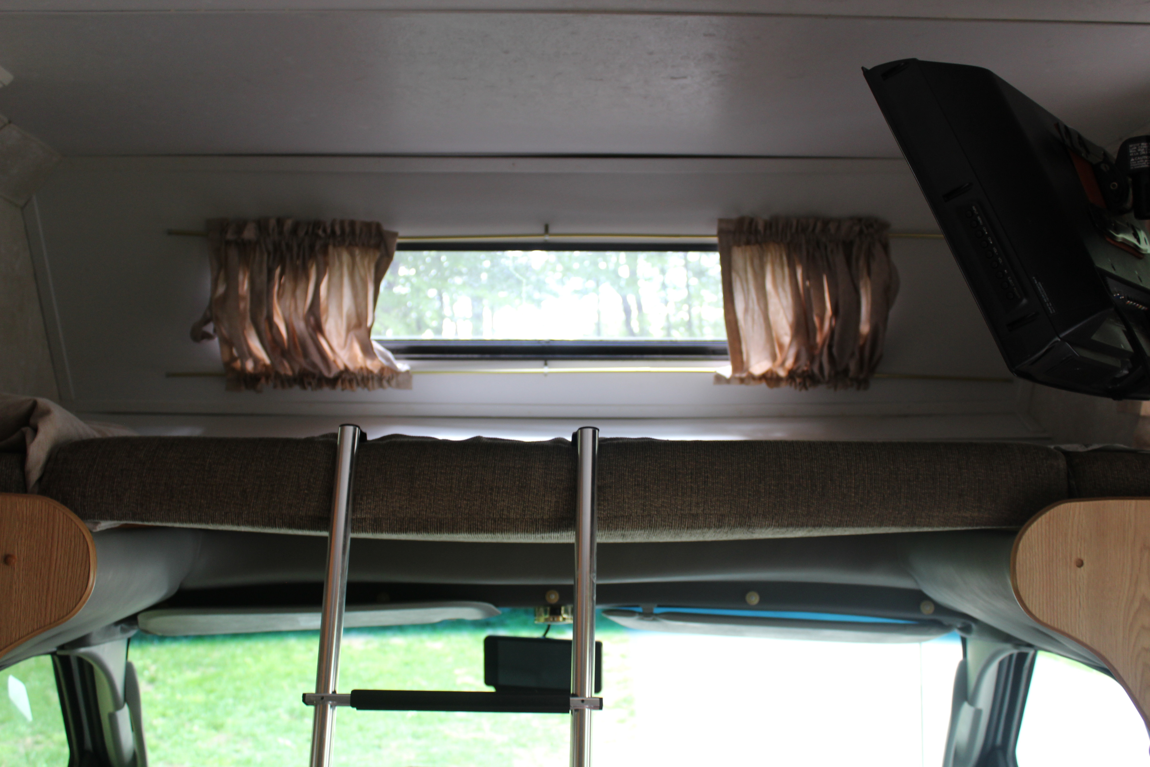 Looks small in the pic, but actually very large space!. Forest River Sunseeker 2005