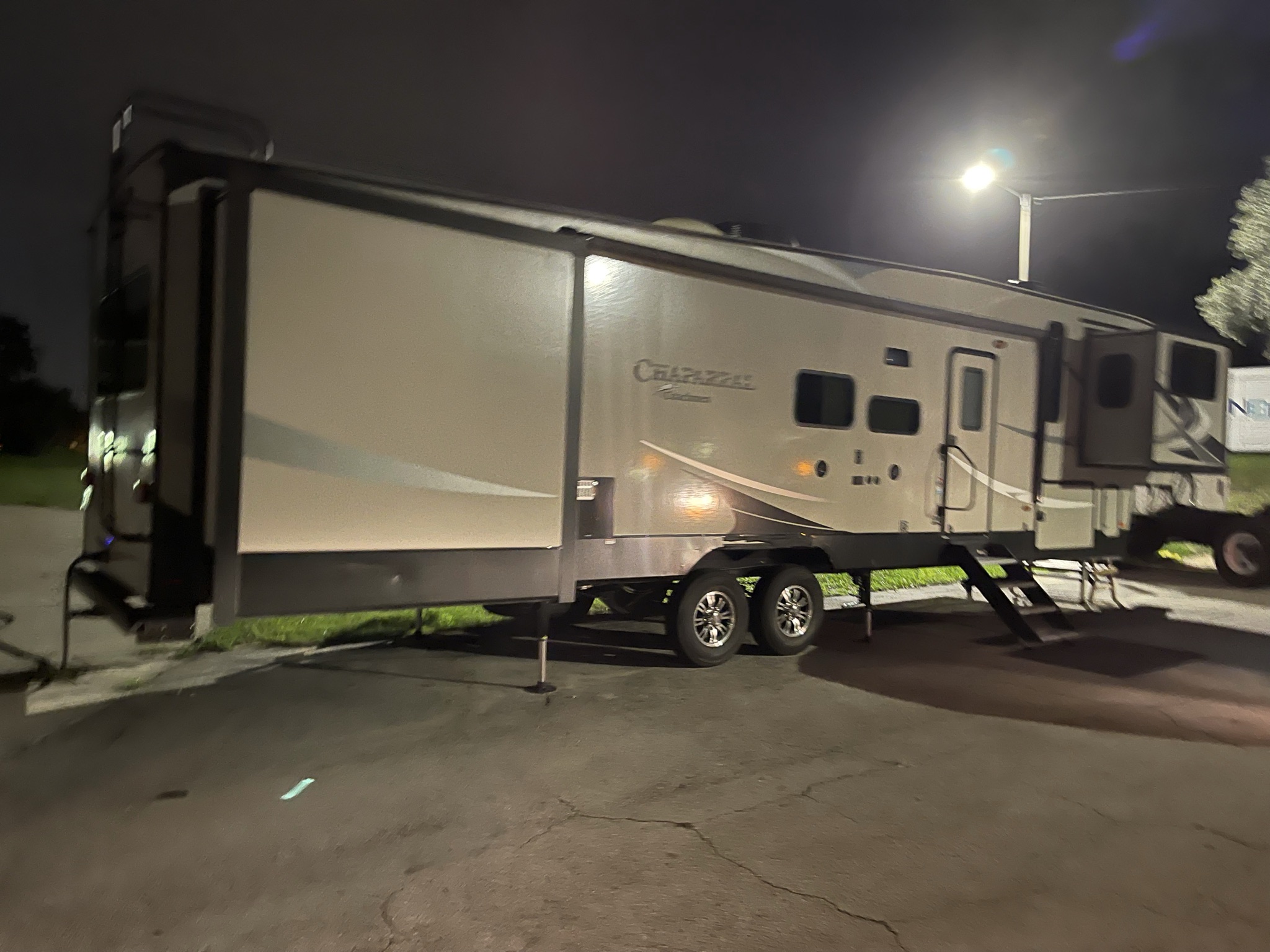Fifth-wheel RV Rental 