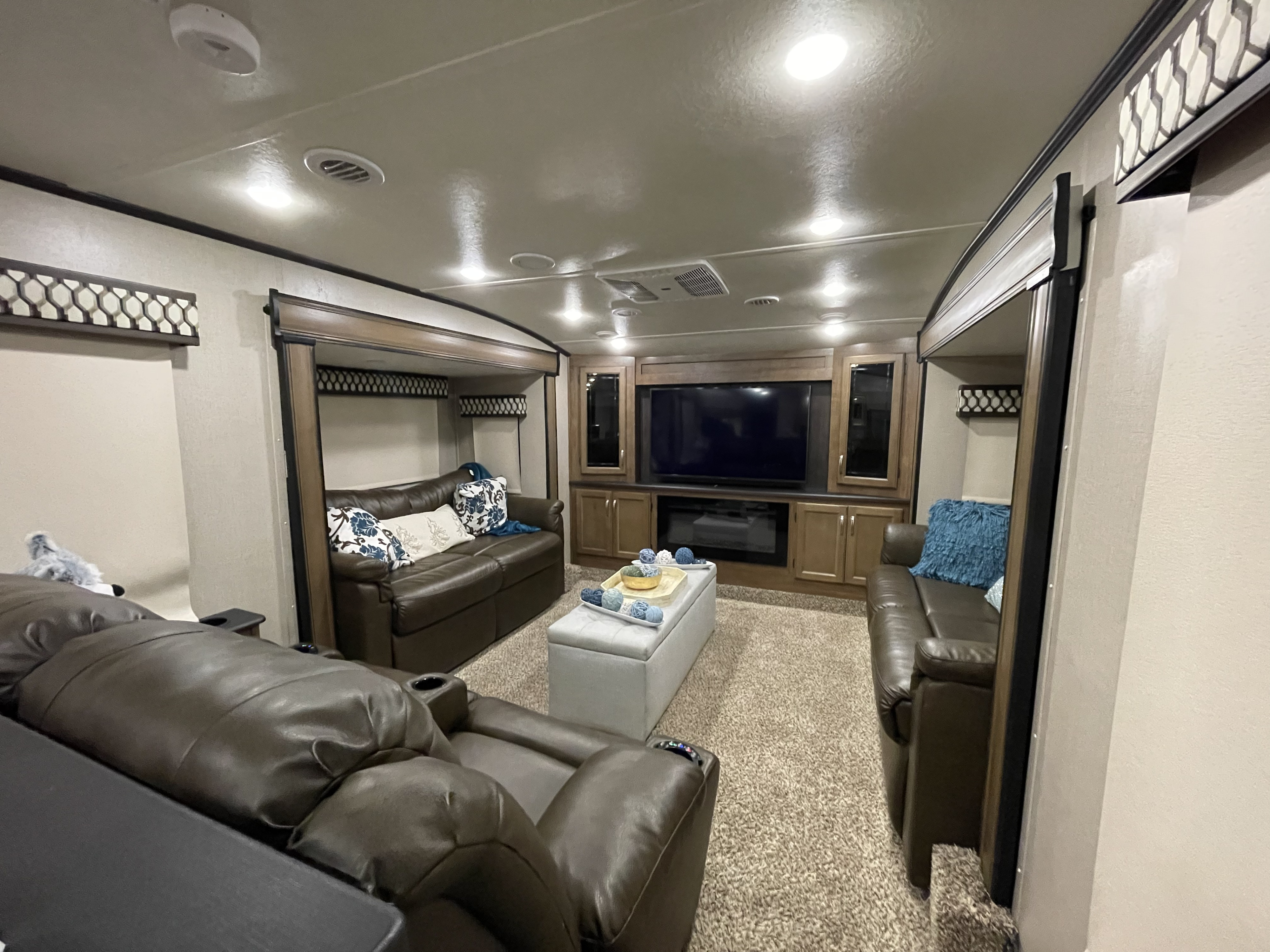 Fifth-wheel RV Rental 
