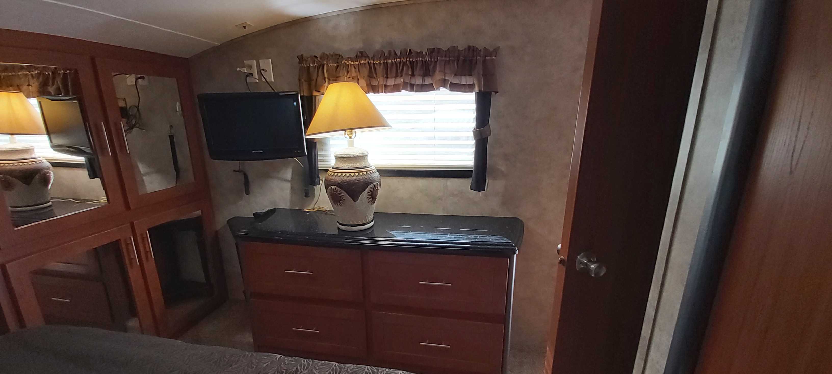 Tv with built in dvd player. Keystone Fuzion 2010