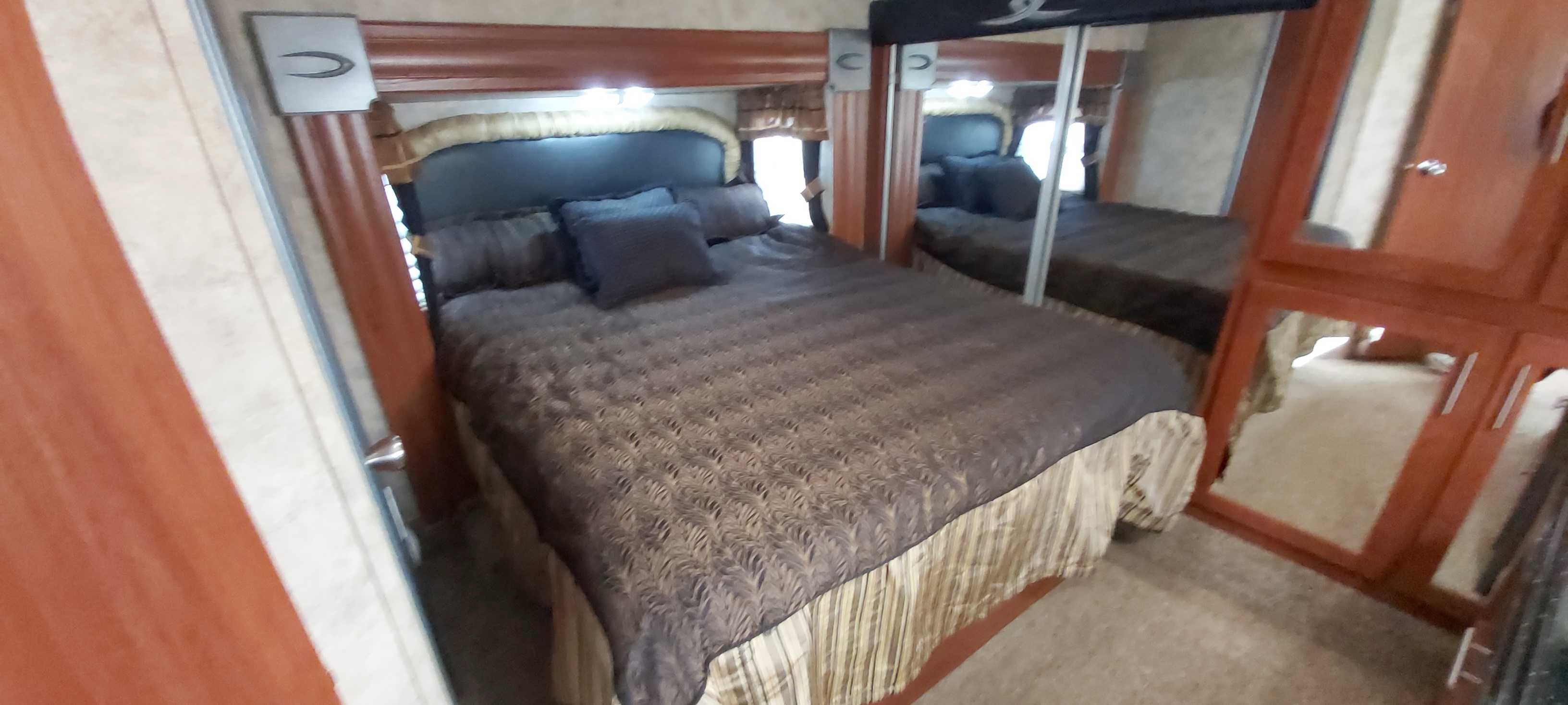 Queen size bed. Keystone Fuzion 2010