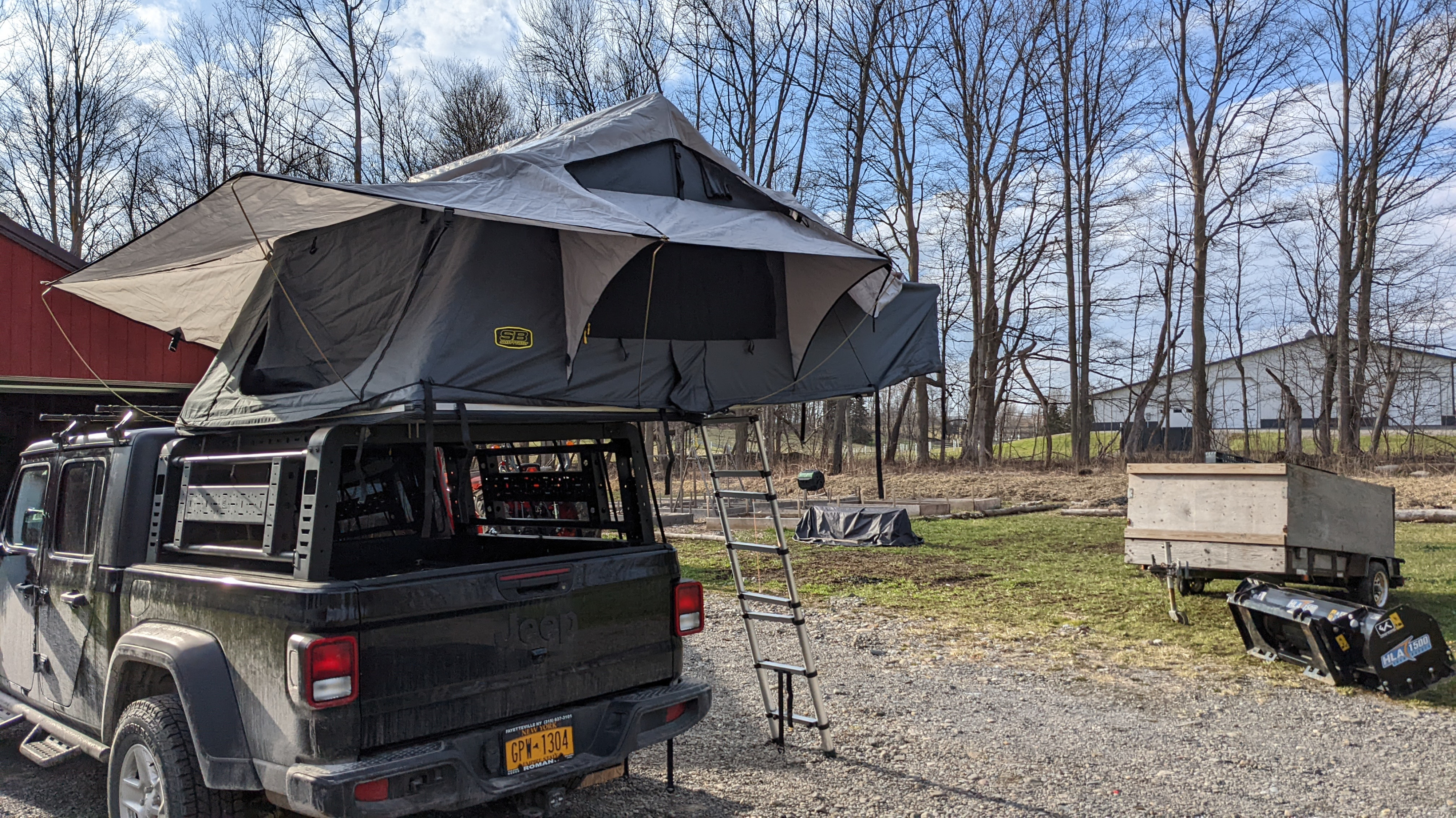 Spacious sleeping quarters off the ground, for those who like a little more comfort when they camp.. Jeep Gladiator 2020