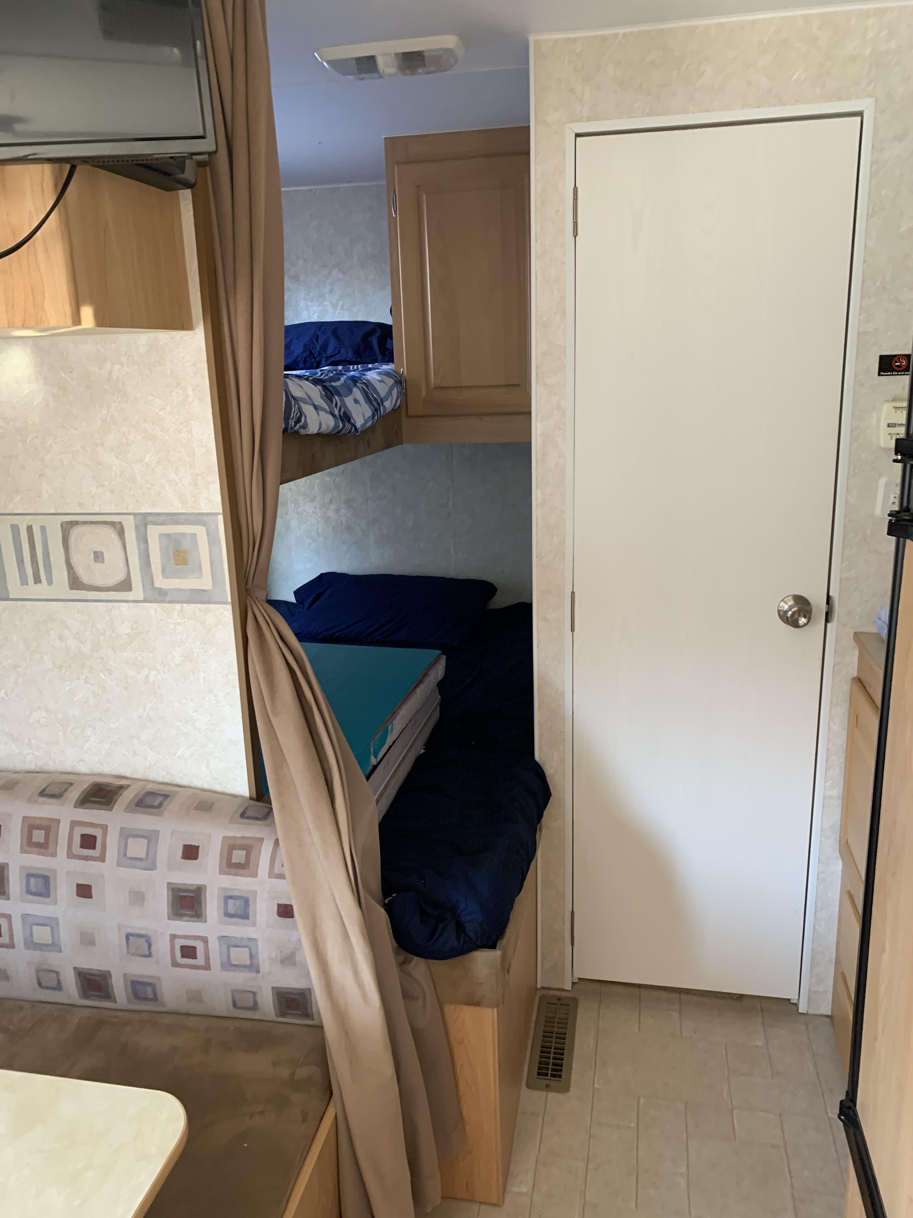 (1) Twin bunk and (1) Full size bed. . Thor Wave 2006