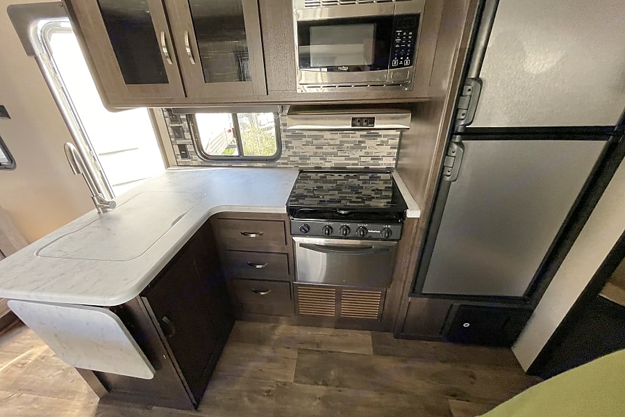 2020 2340ATS Outdoor Kitchen dbl bunks Slide out