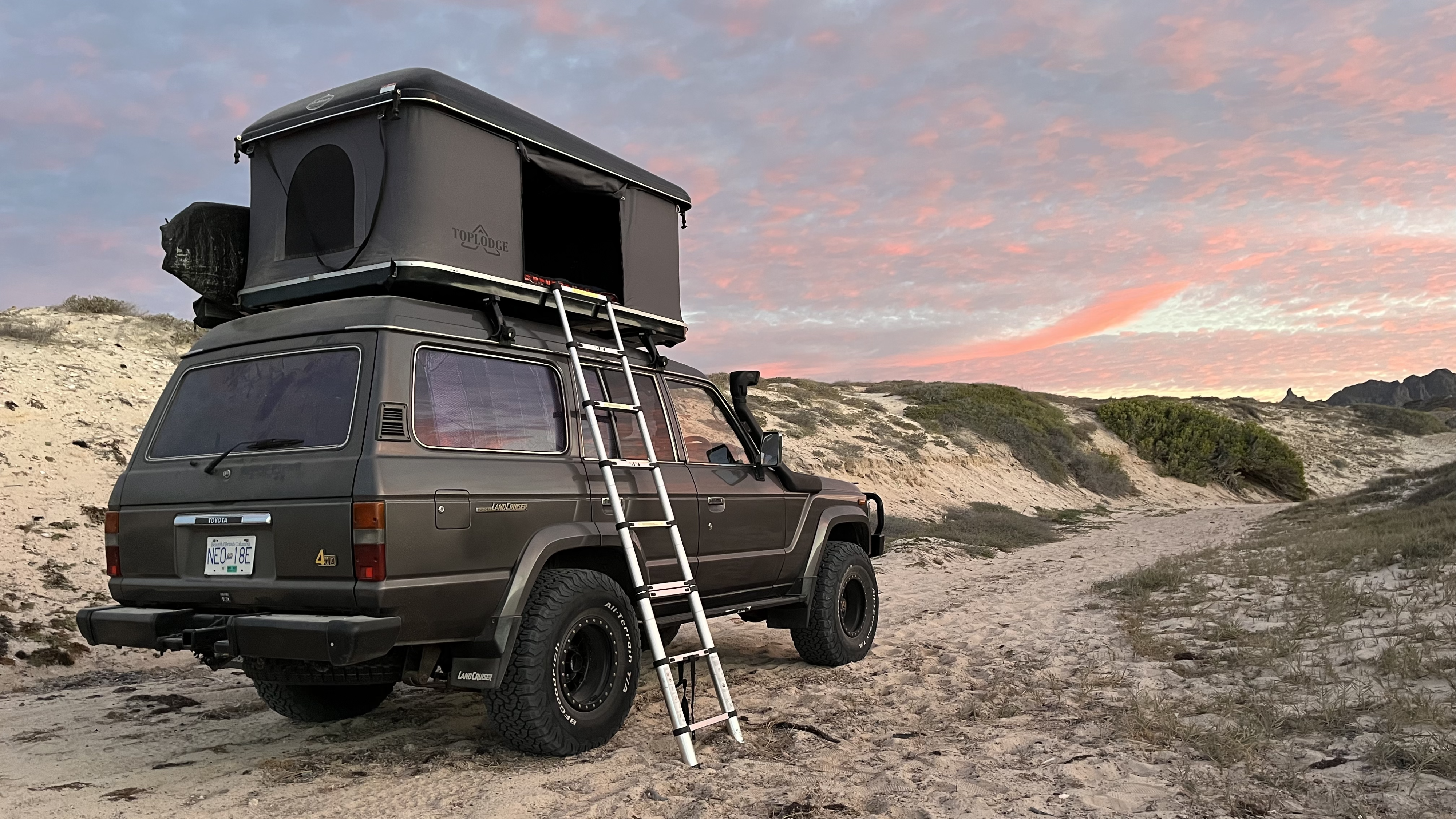 Explore off-road! This Toyota Land Cruiser with rooftop tent is a unique RV rental alternative, ready for sandy beach adventures.. Toyota LandCruiser HJ61 VX 1989