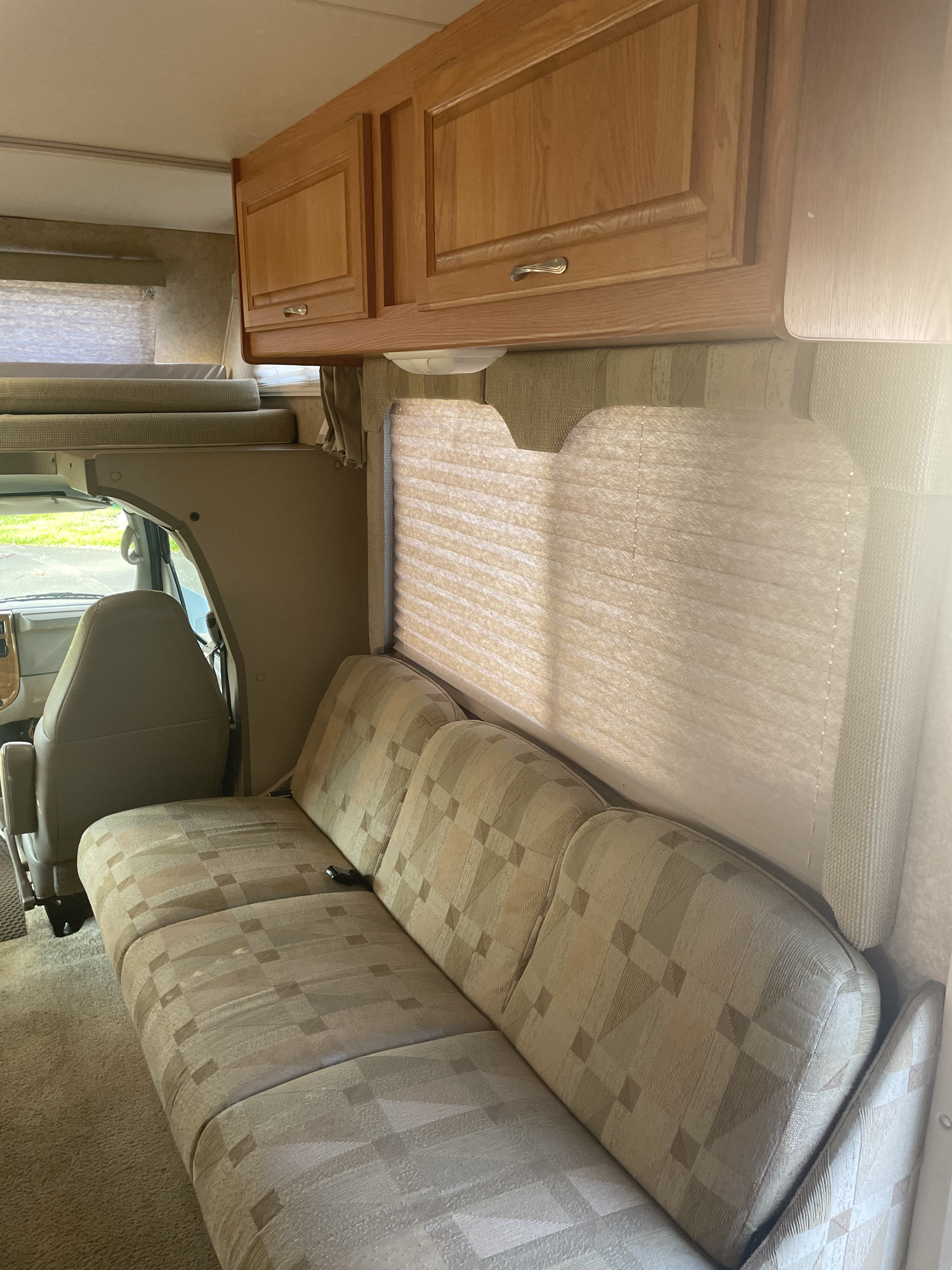 Folds out to a bed. Four Winds 5000 2007