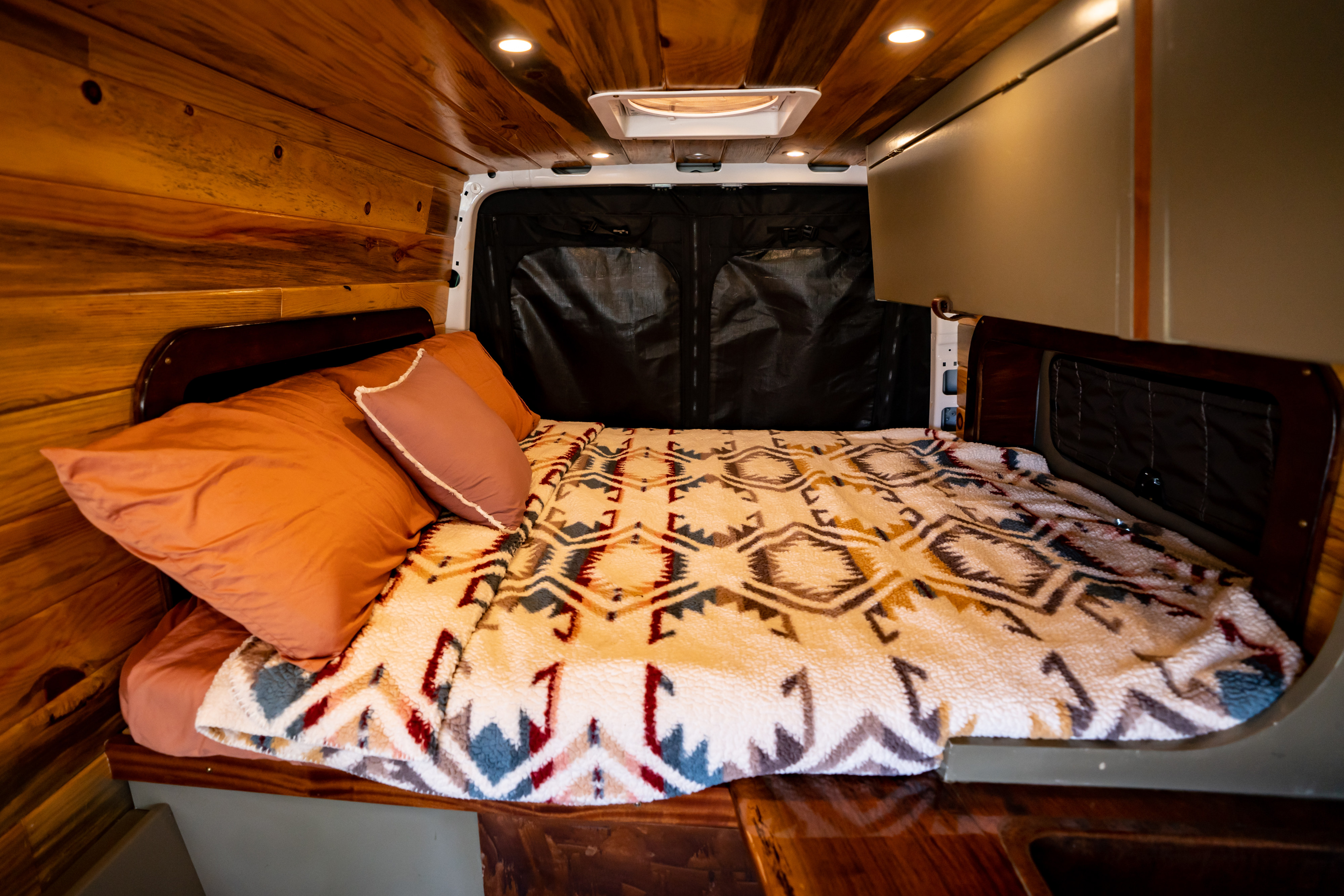 COMFY BED! . Mercedes-Benz Sprinter 2019