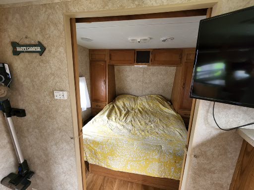 Queen size bed with tons of storage for clothes.. Forest River Wildwood LE 2005