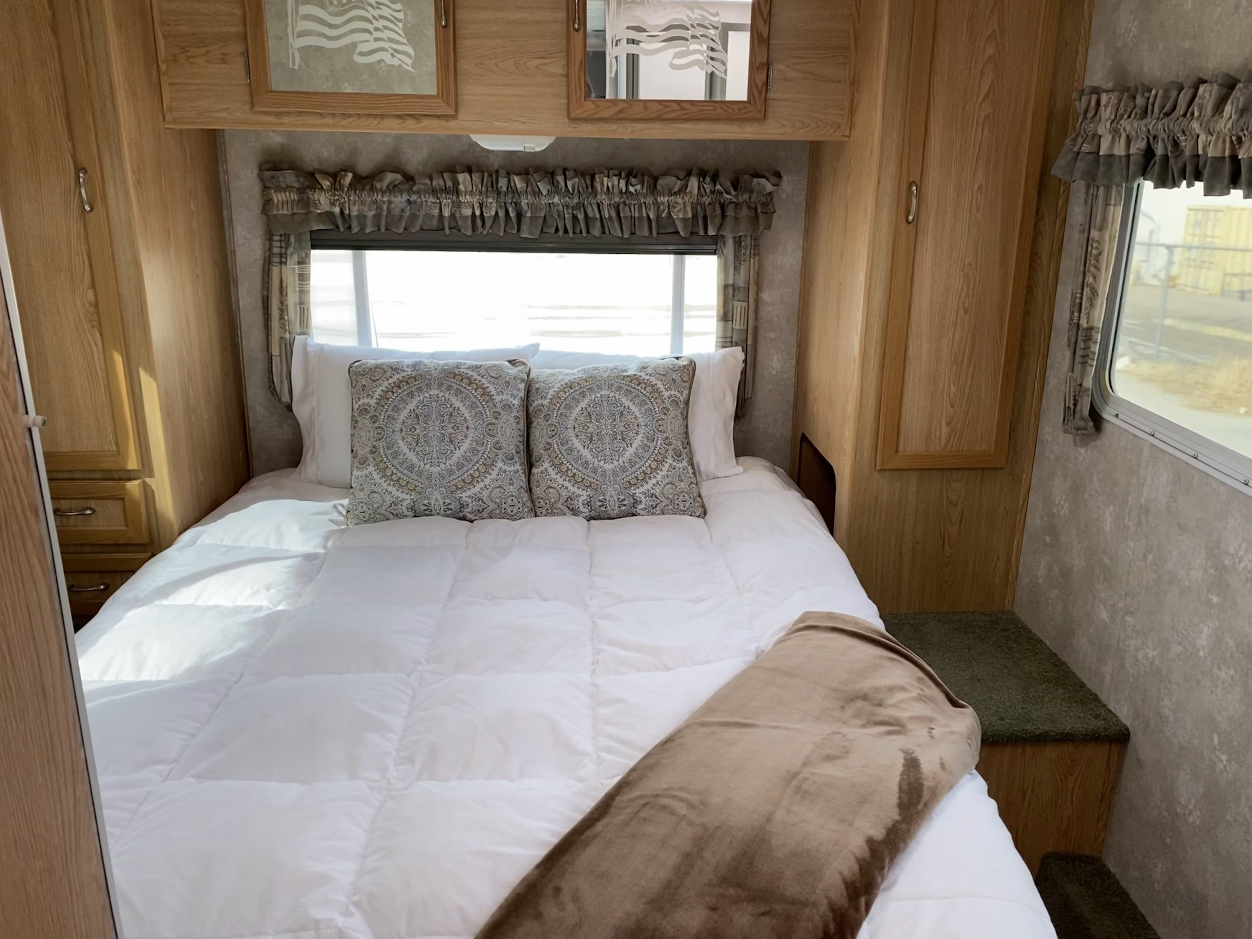 Settle into this comfy bed after a fun day and you're sure to be asleep in no time. Plenty of storage in here too.. Coachmen Freedom Express 2005