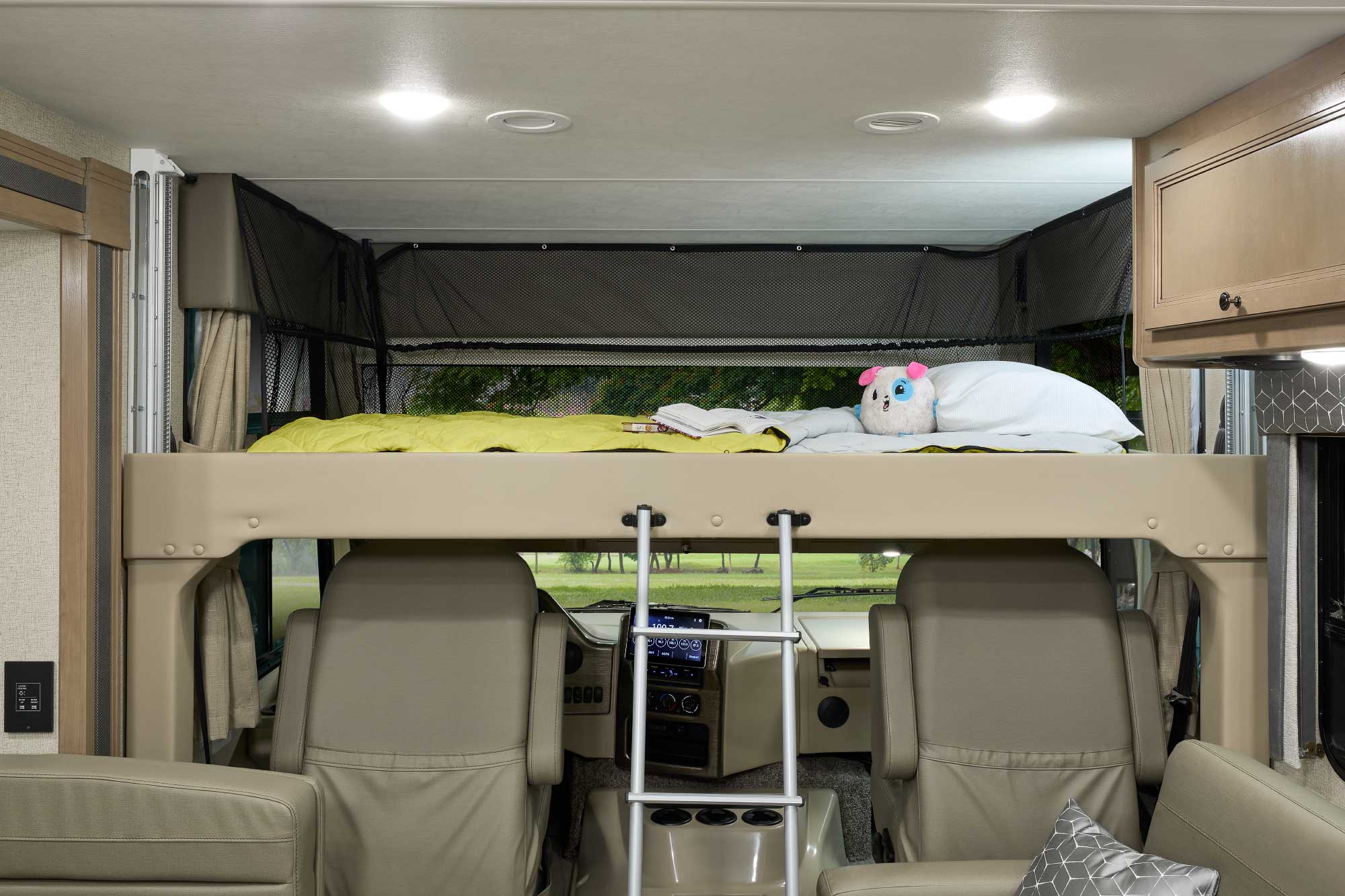Queen size bed over cab.. Thor WindSport 34J 2022