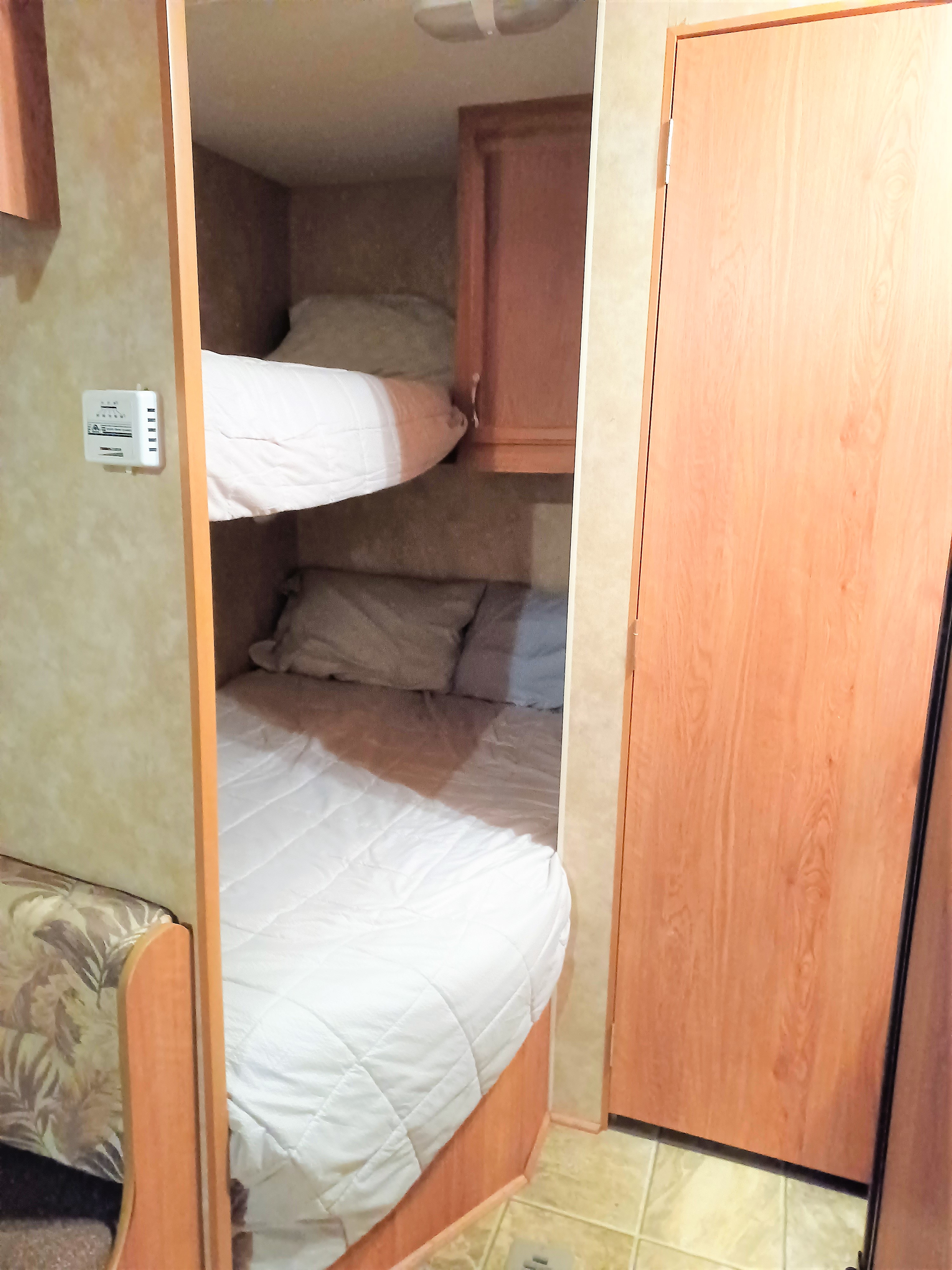 Upper bunk sleeps 1. Lower bunk sleeps 2. Emergency exit window. . Jayco Jay Flight 2008