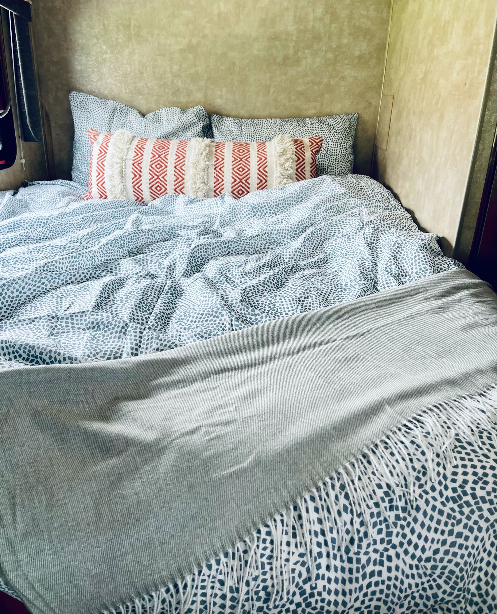 Comfy queen bed in rear. Mvp Tahoe 2012