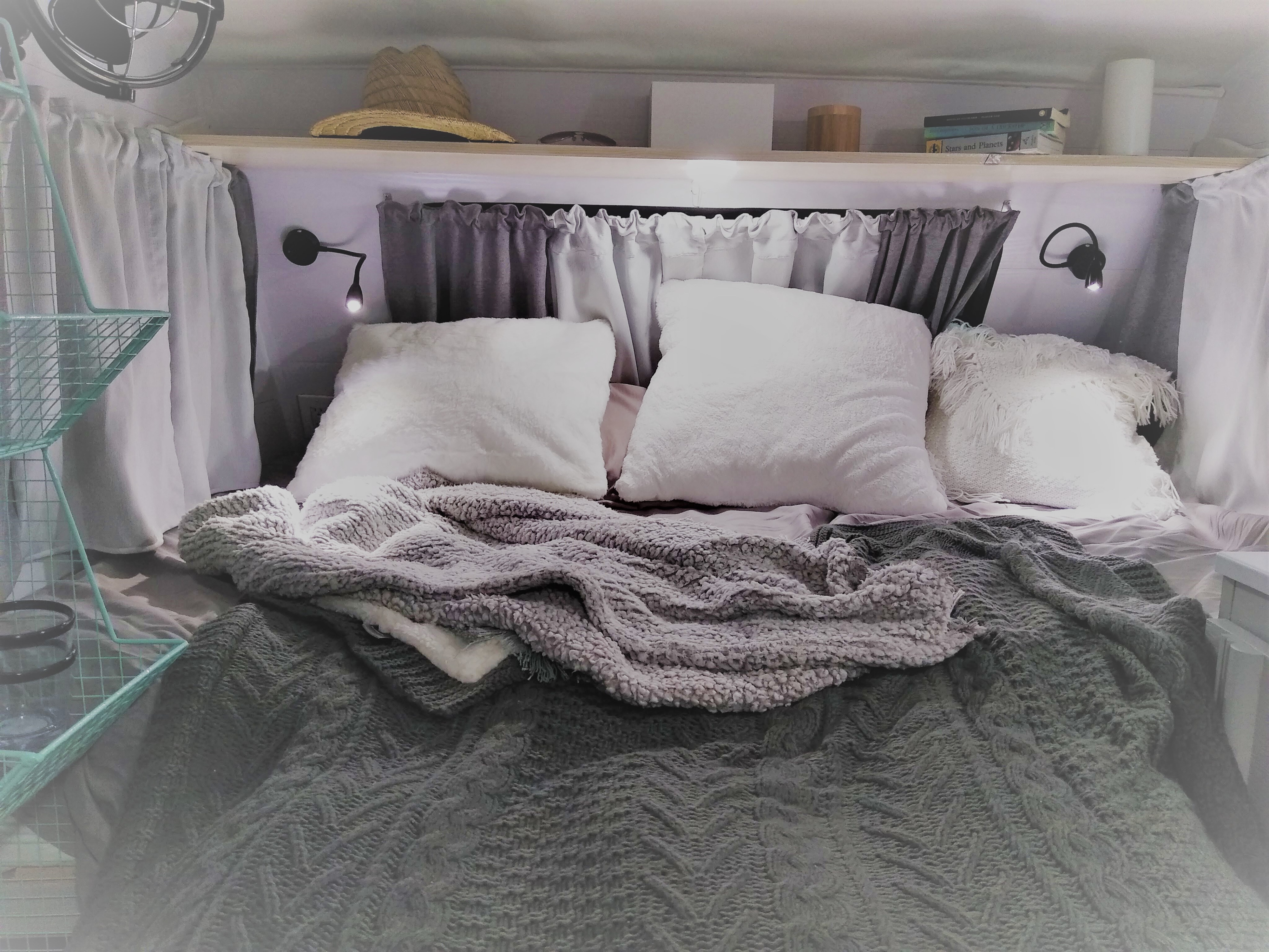 queen bed extended. Taurus Cadet 1986