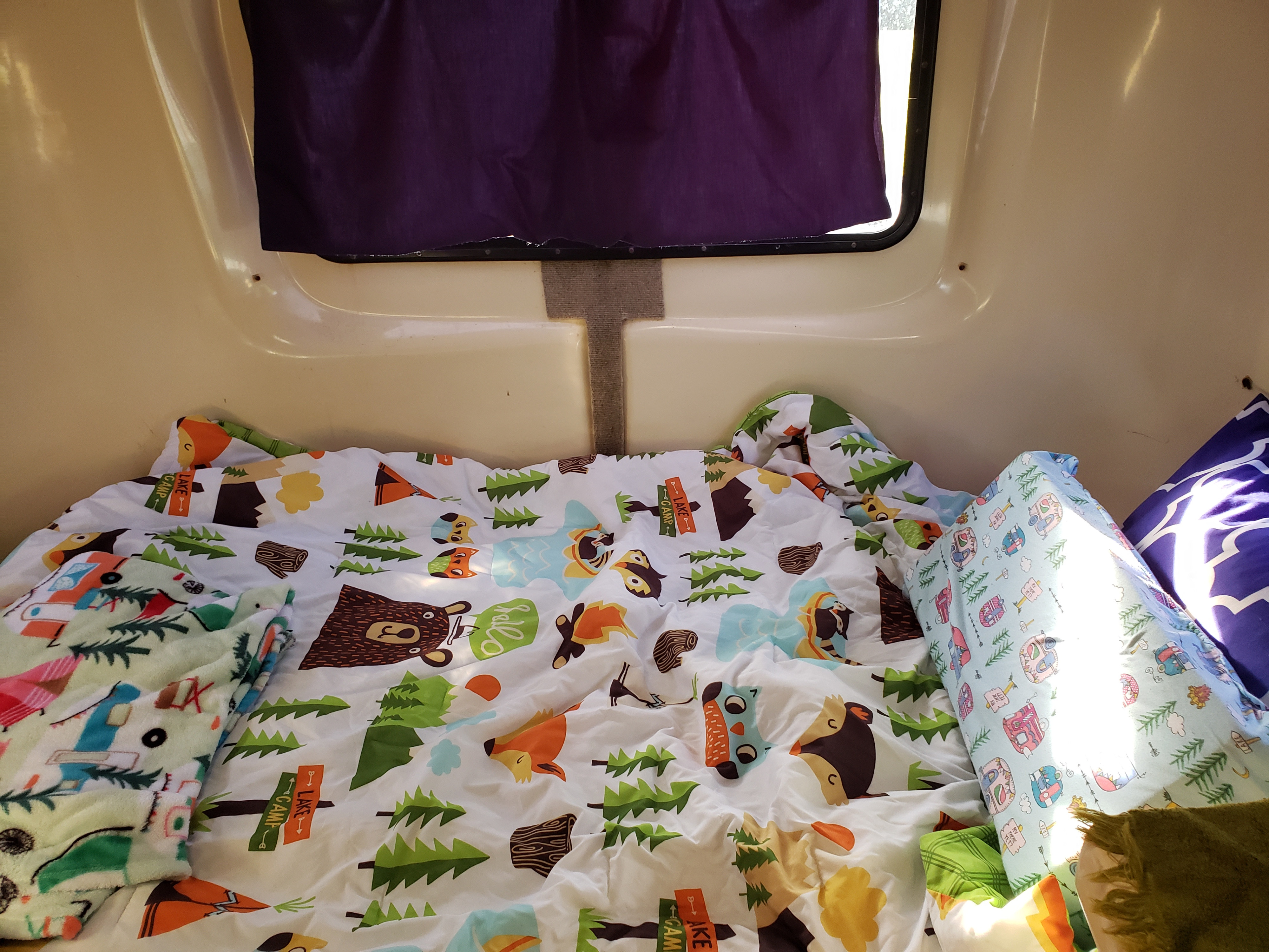 Full size bed with curved corners on one side. Uhaul Ct-13 1984