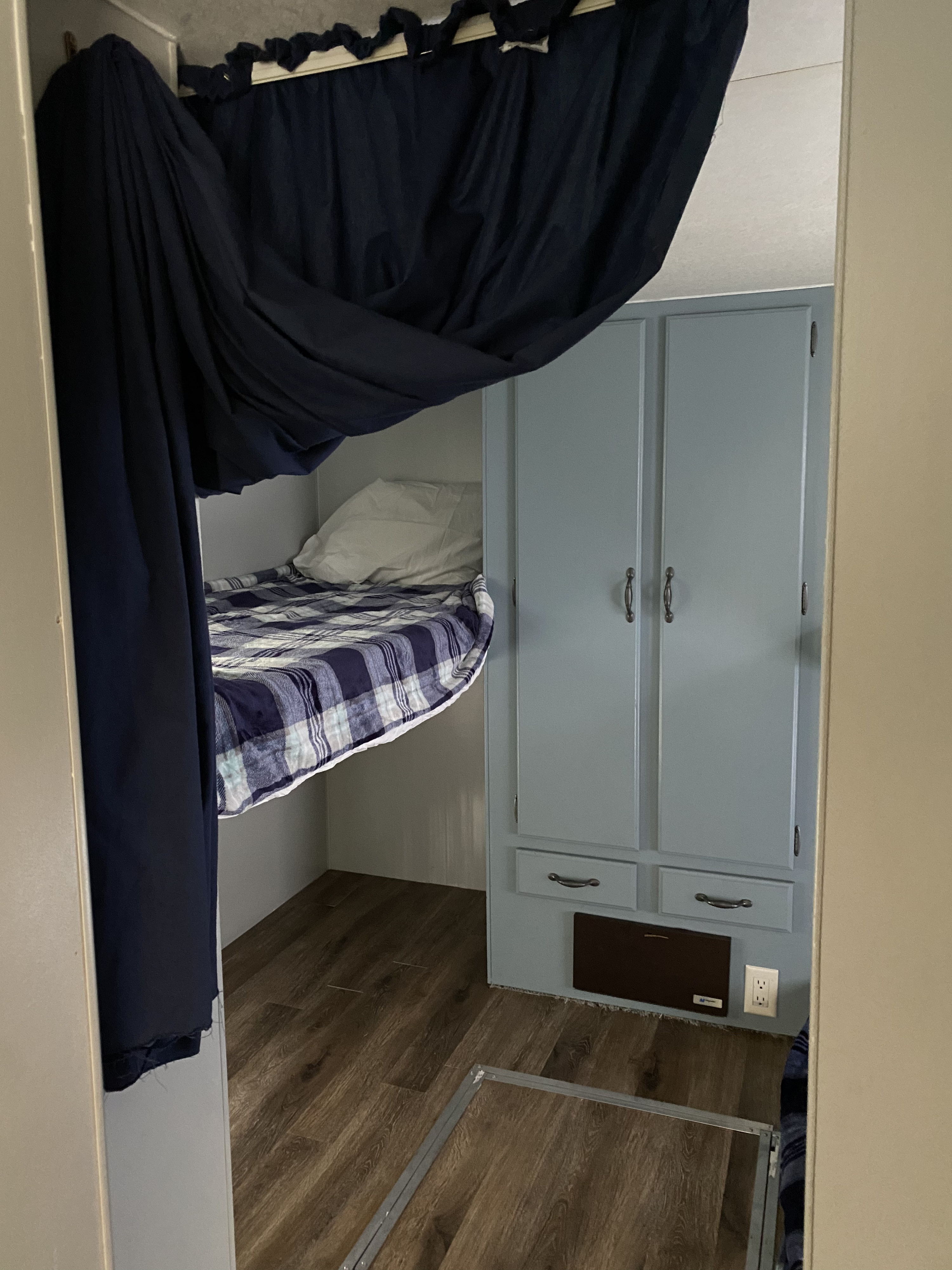 1 of the 2 sets of bunks in the back of the camper . Fleetwood Mallard 2000