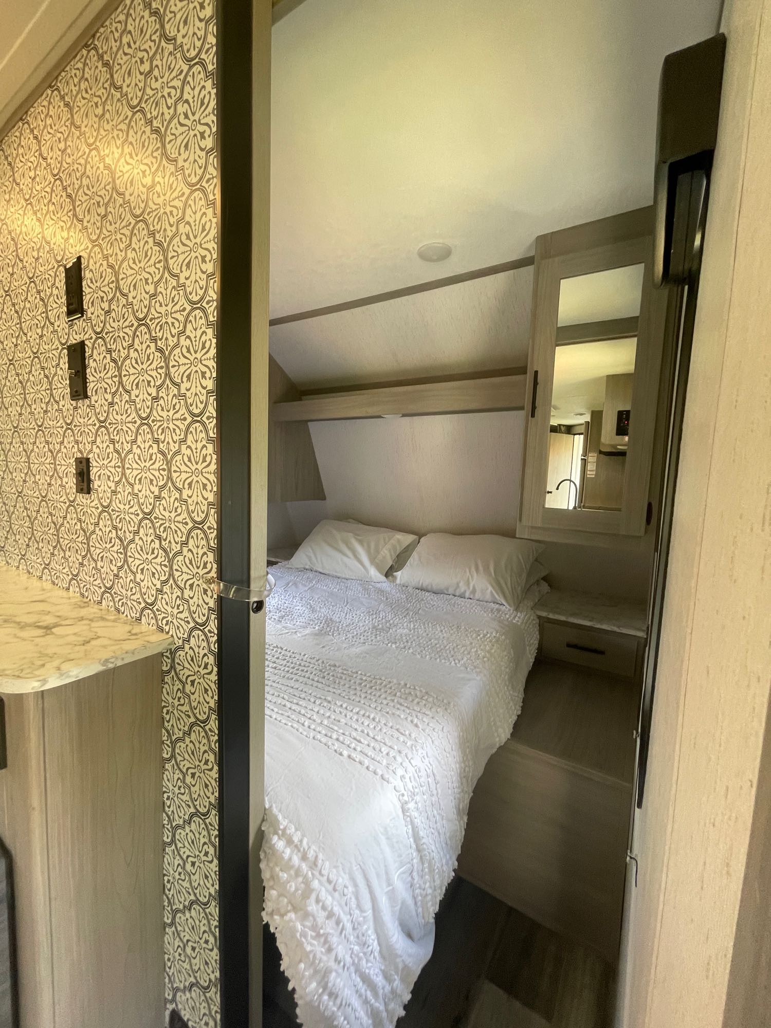 Queen side bed with privacy . Coleman Lantern 263BH Light Weight 2022