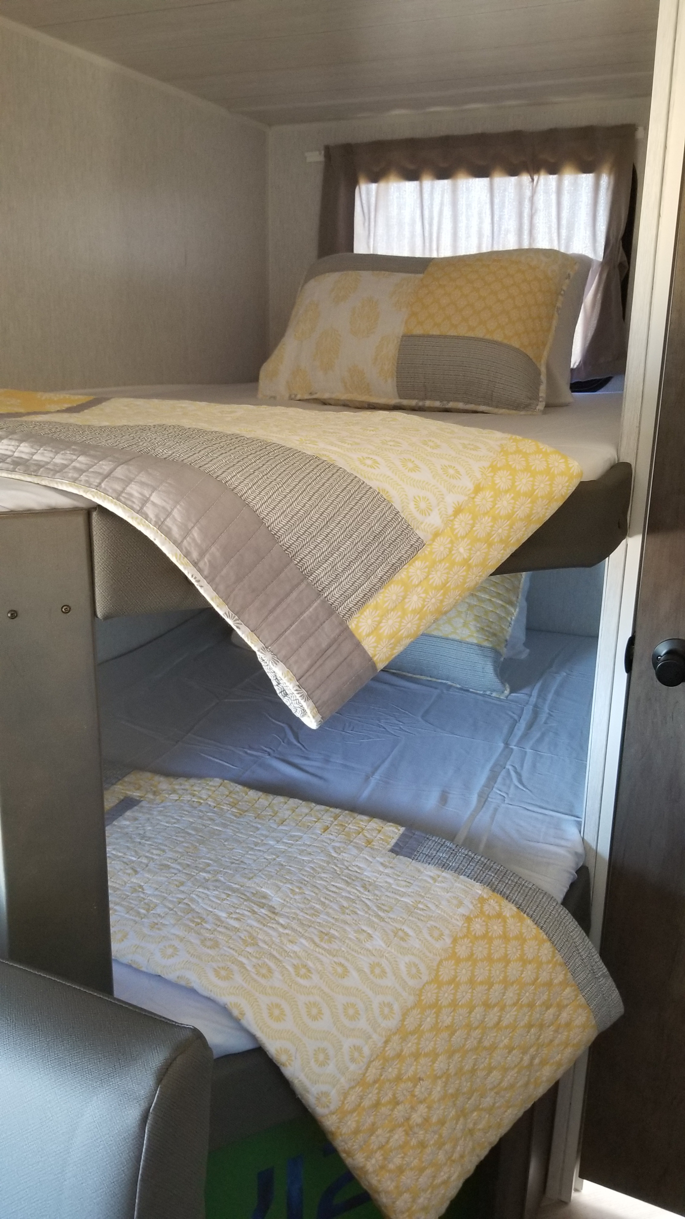 Ladder provided . Forest River Cruise Lite 2022