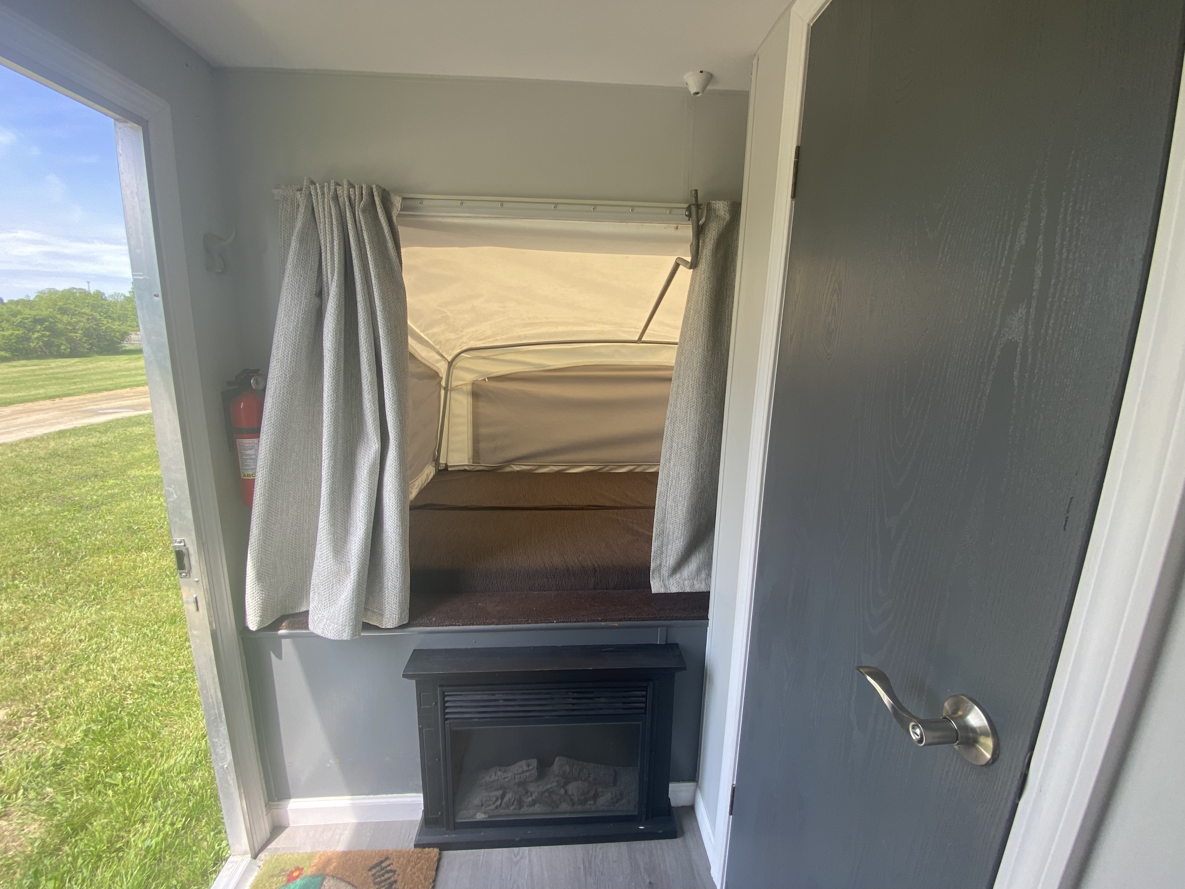 Pop-out tent off the back sleeps 2. Electric fireplace included.. Forest River Salem 2006