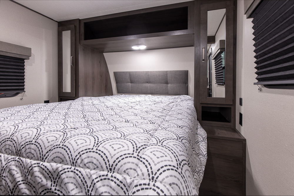 Queen size bed. Grand Design Transcend Xplor 2021