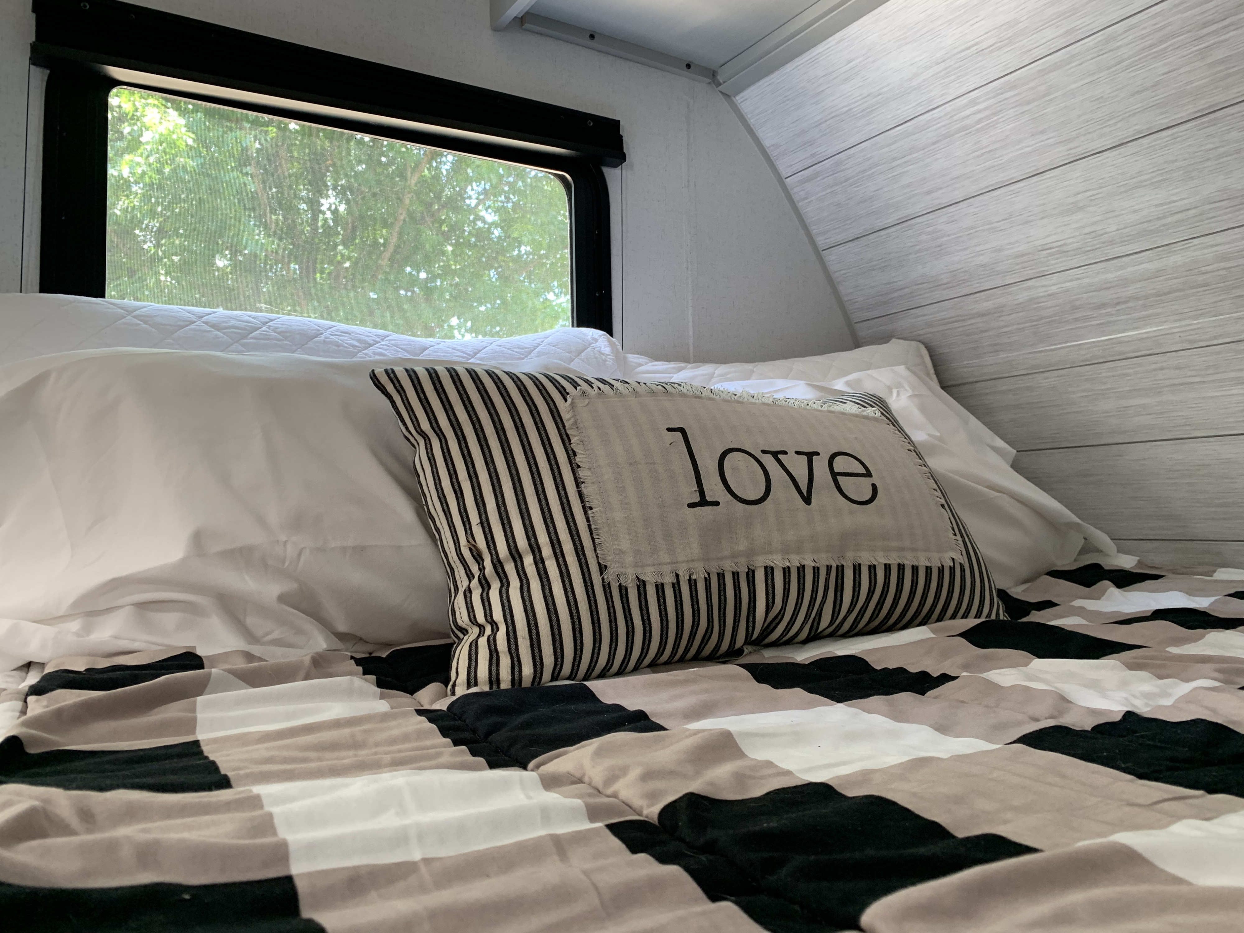 Queen mattress. Forest River Salem FSX 2022