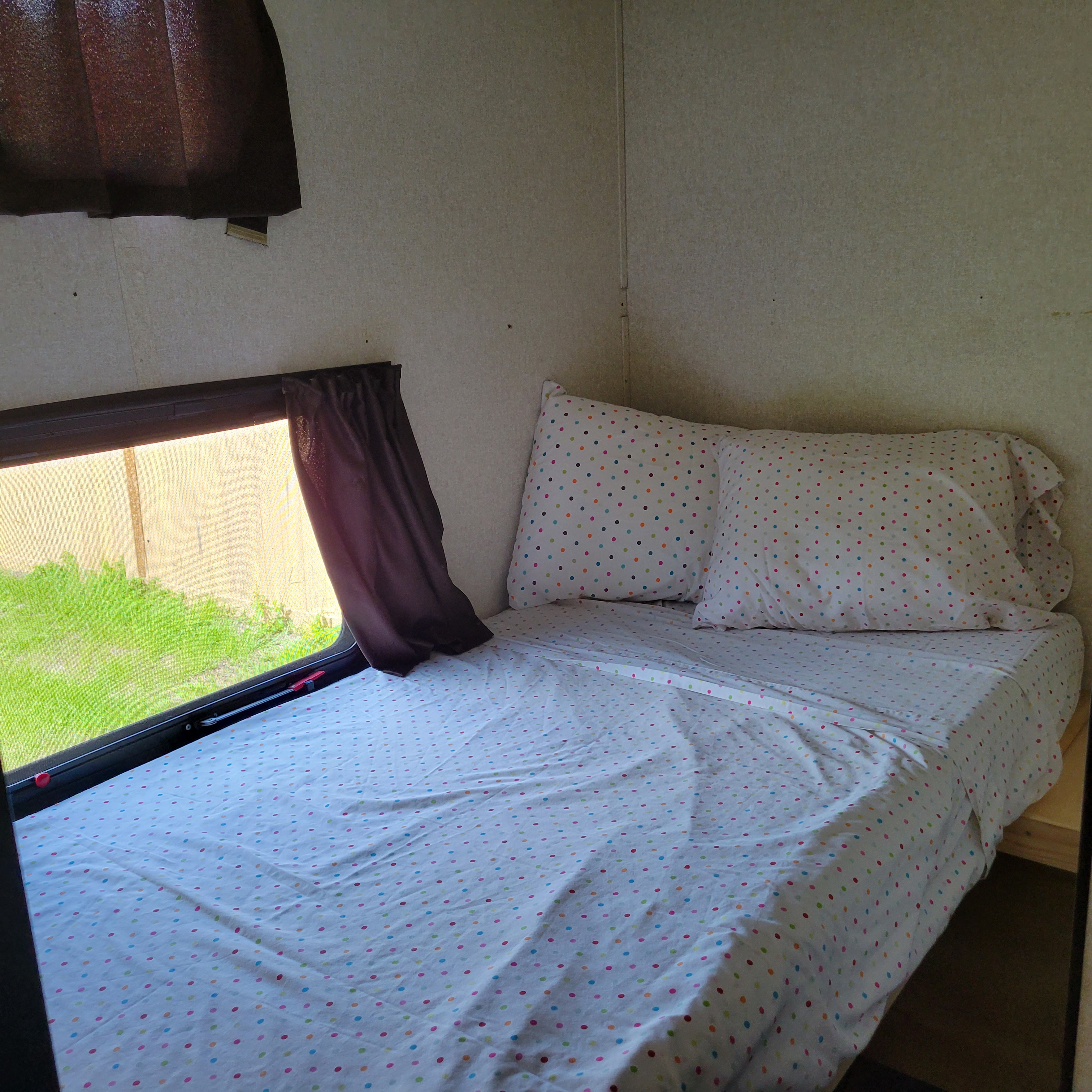 Single bunk area with linens & pillows. Comfy memory foam twin mattress.. Jayco Jay Flight 2018