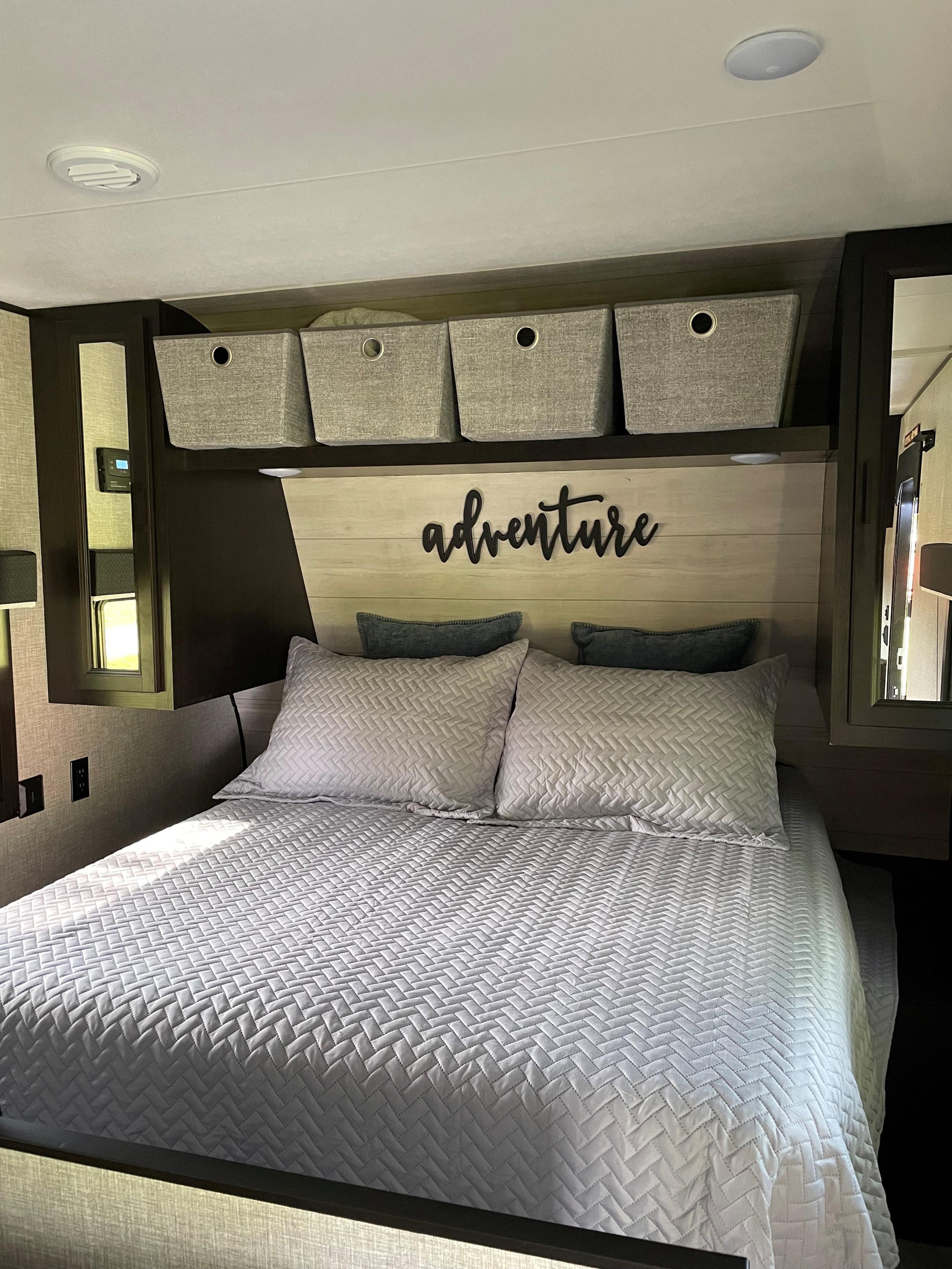 RV Queen size bed with storage.. Jayco 264HB 2022