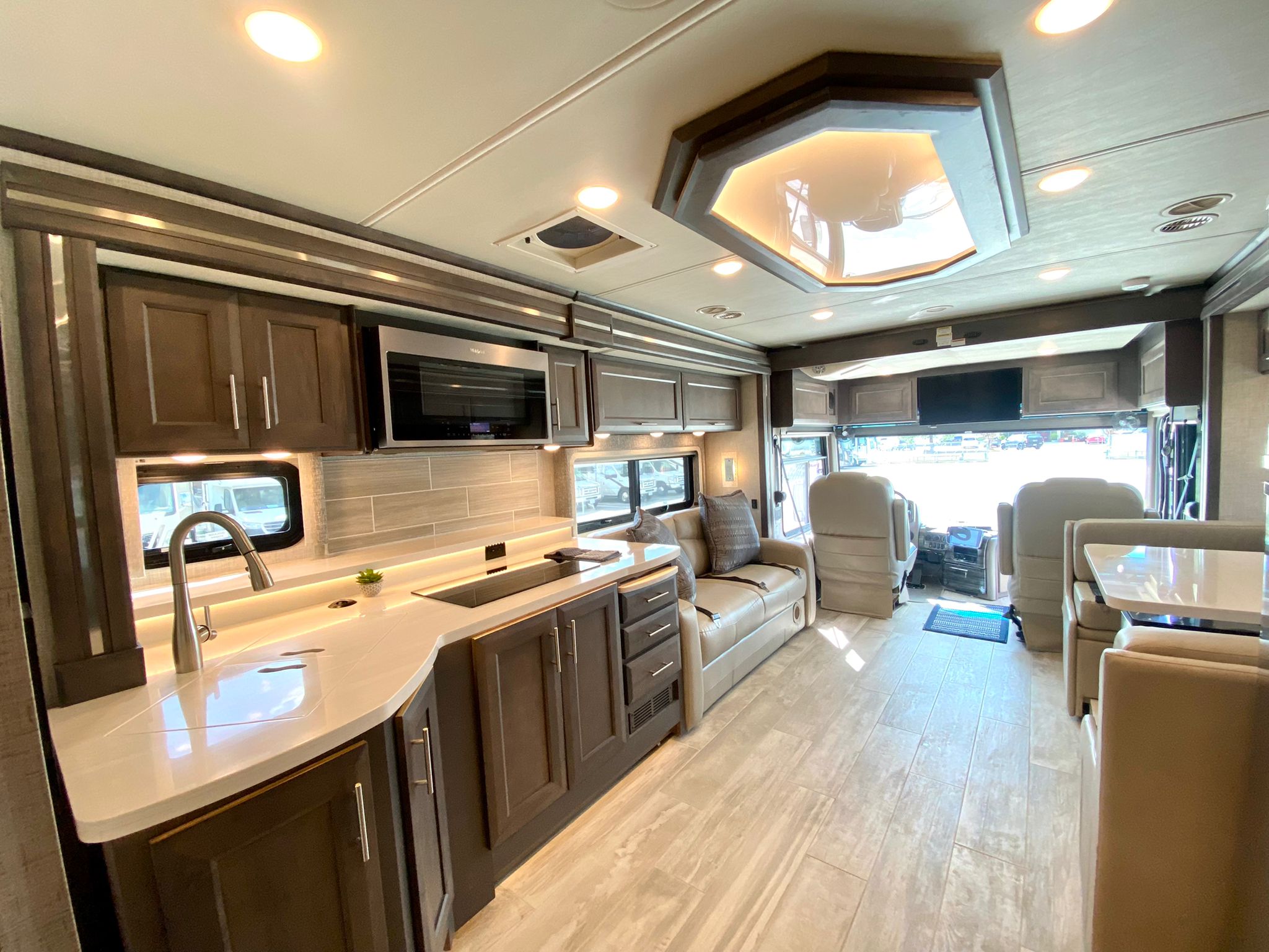 RV Queen's Diesel, Bunks "DOLLY" King Bed, 2 FULL BATHS!!!