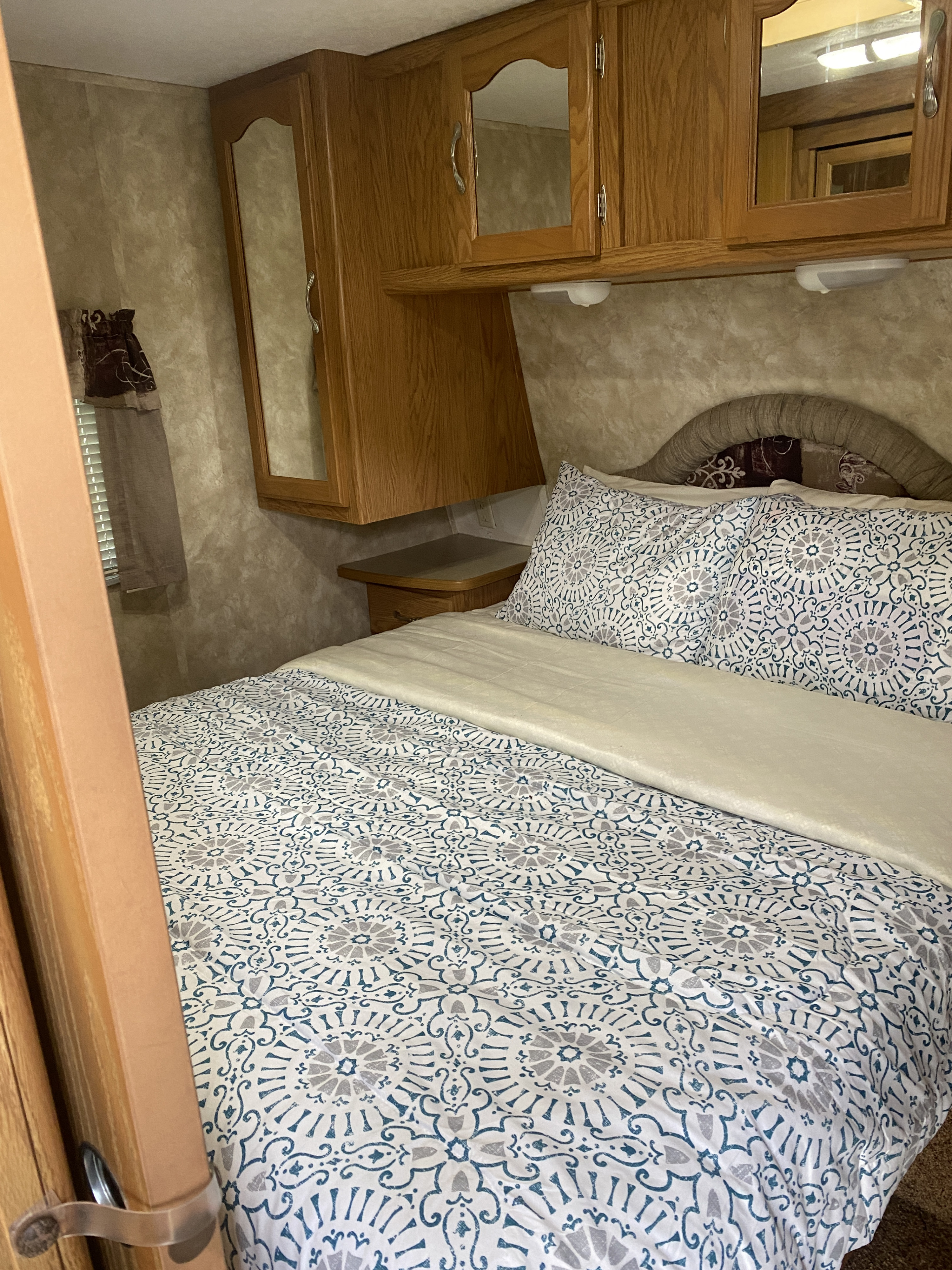Master bedroom. Keystone RV Sprinter 2008