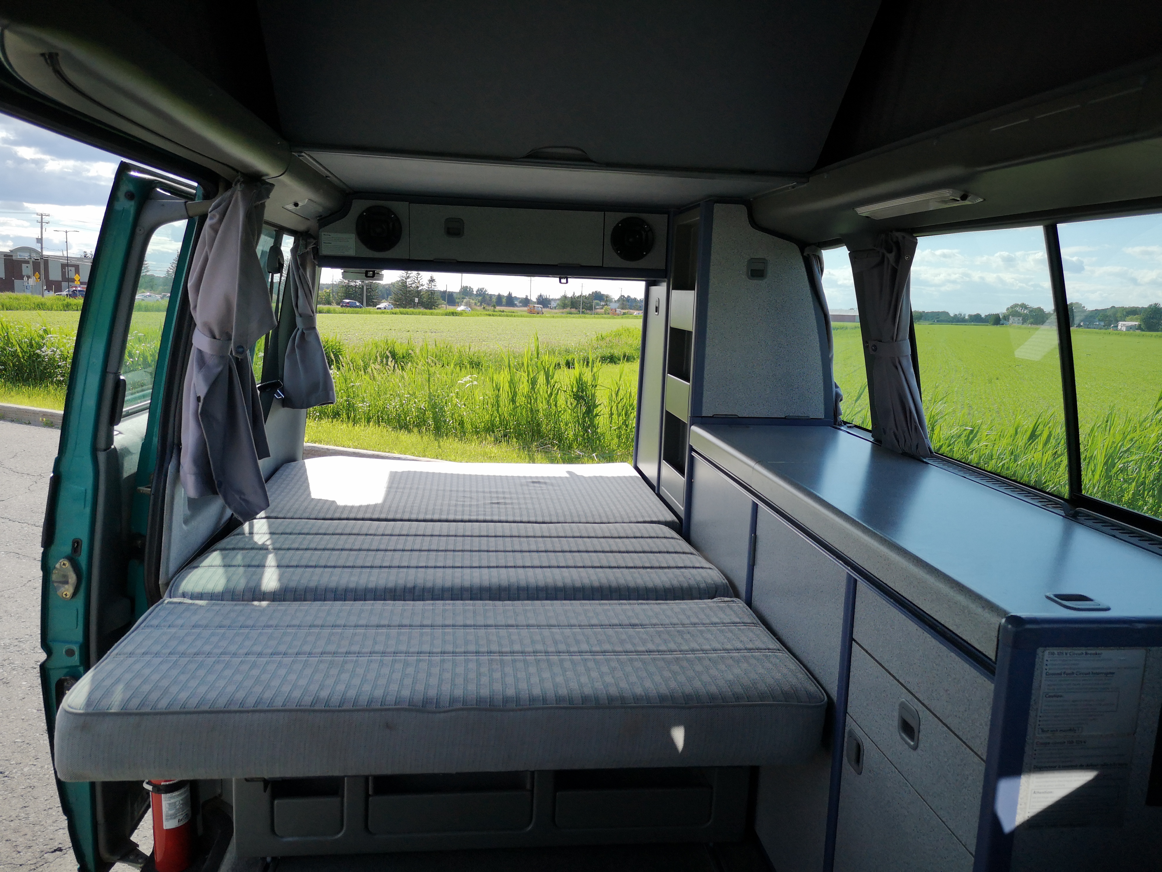 Vue du lit double. Volkswagen Westfalia 1992