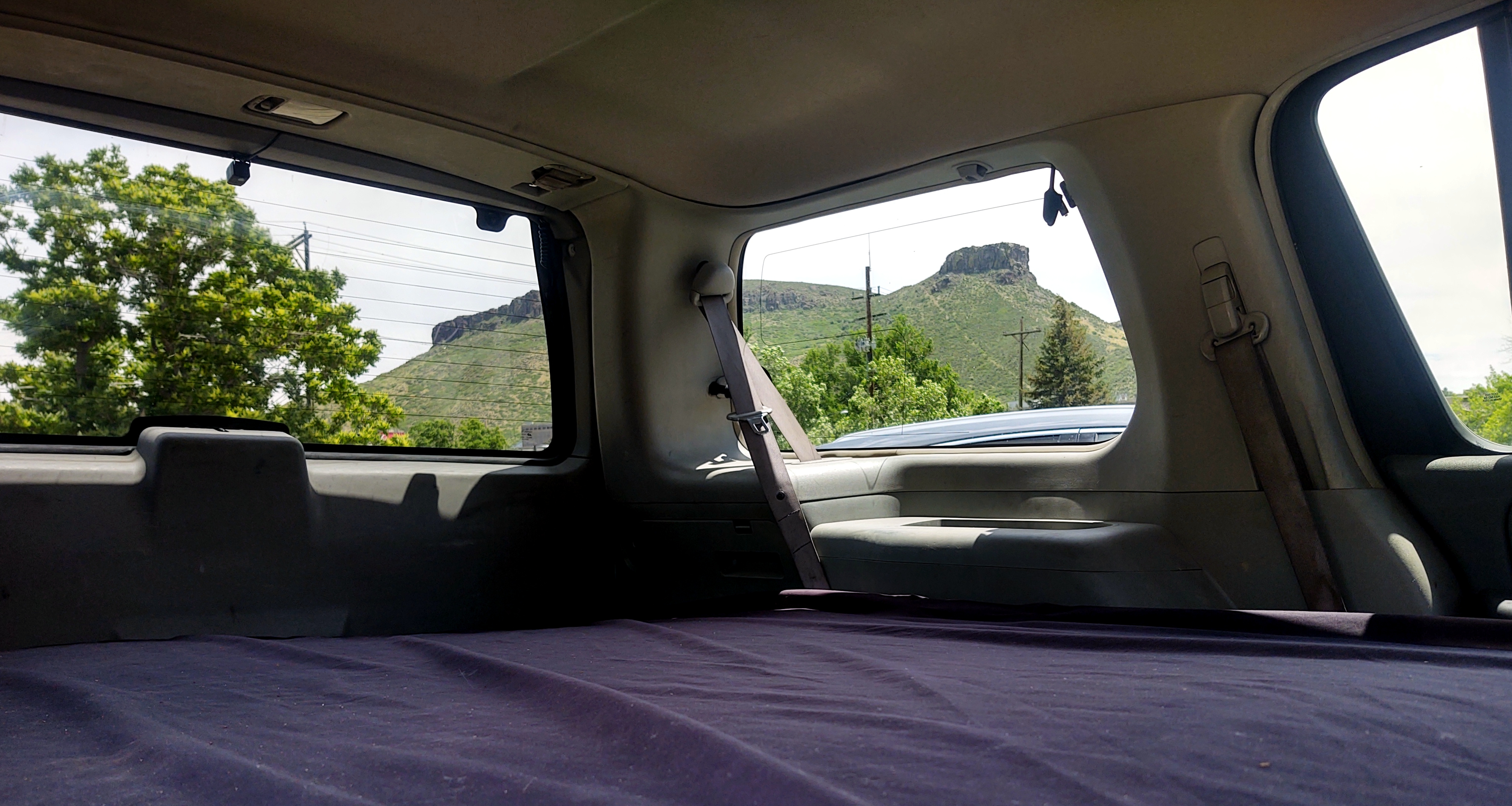 Interior view. Window covers are also provided.. Nissan Elgrand 2004