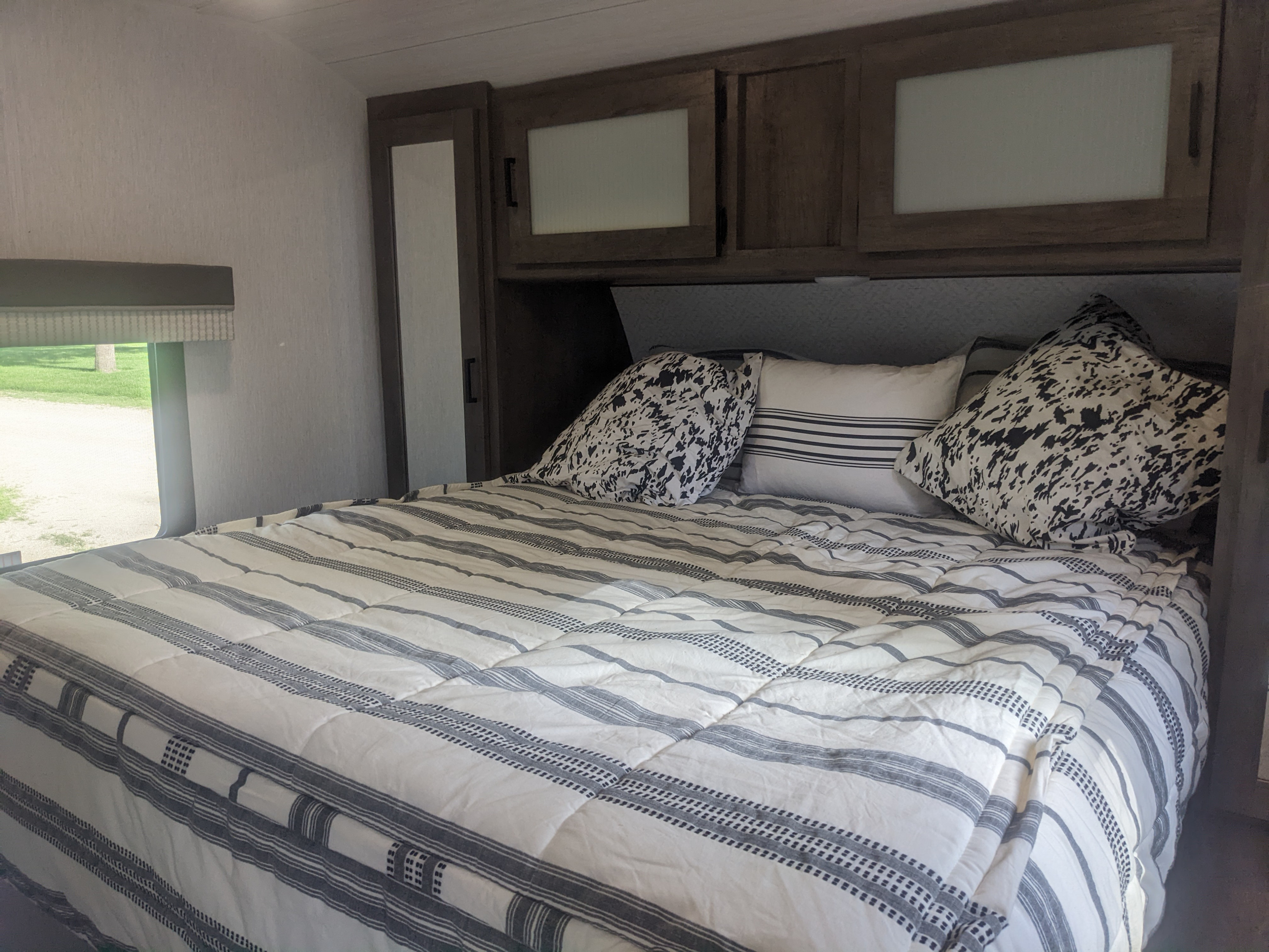 Upgraded mattress allows you to get a good nights sleep. . Forest River 31KQBTS 2022