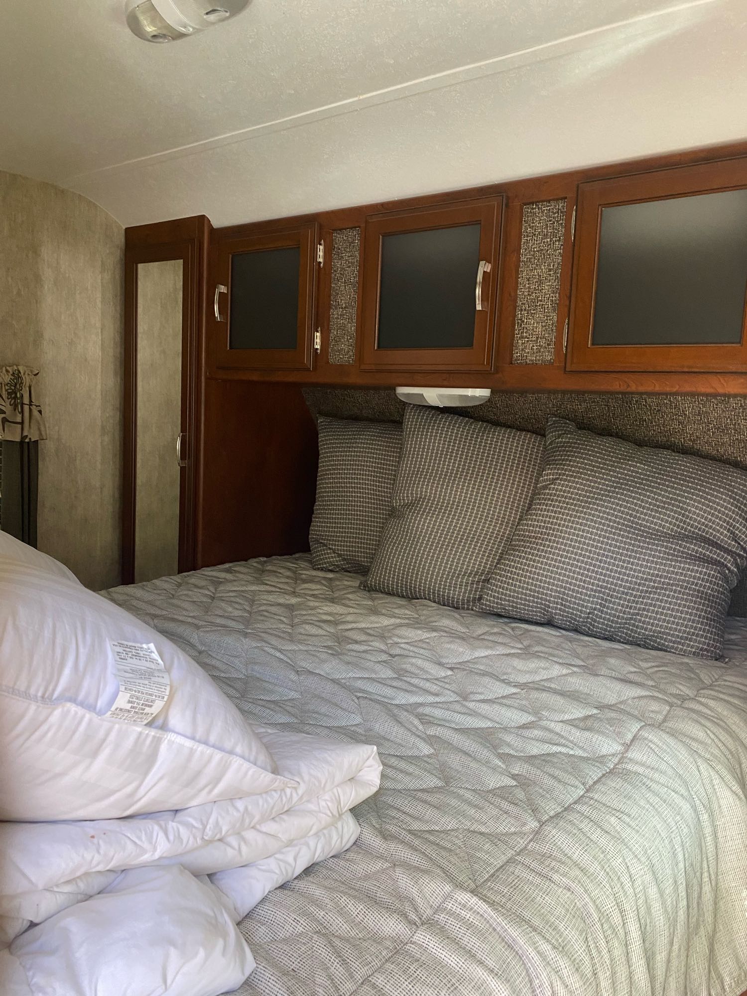 Comfy Glamping Room. Keystone RV Passport Grand Touring 2017
