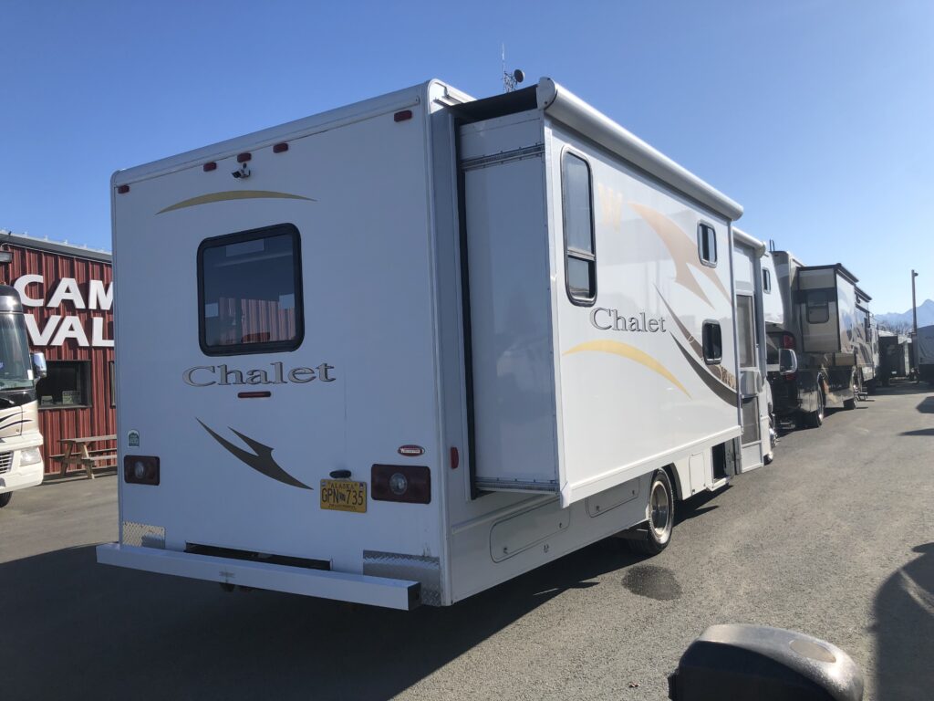 2014 Winnebago Chalet, 2 slide outs, queen main bed, bunk beds
