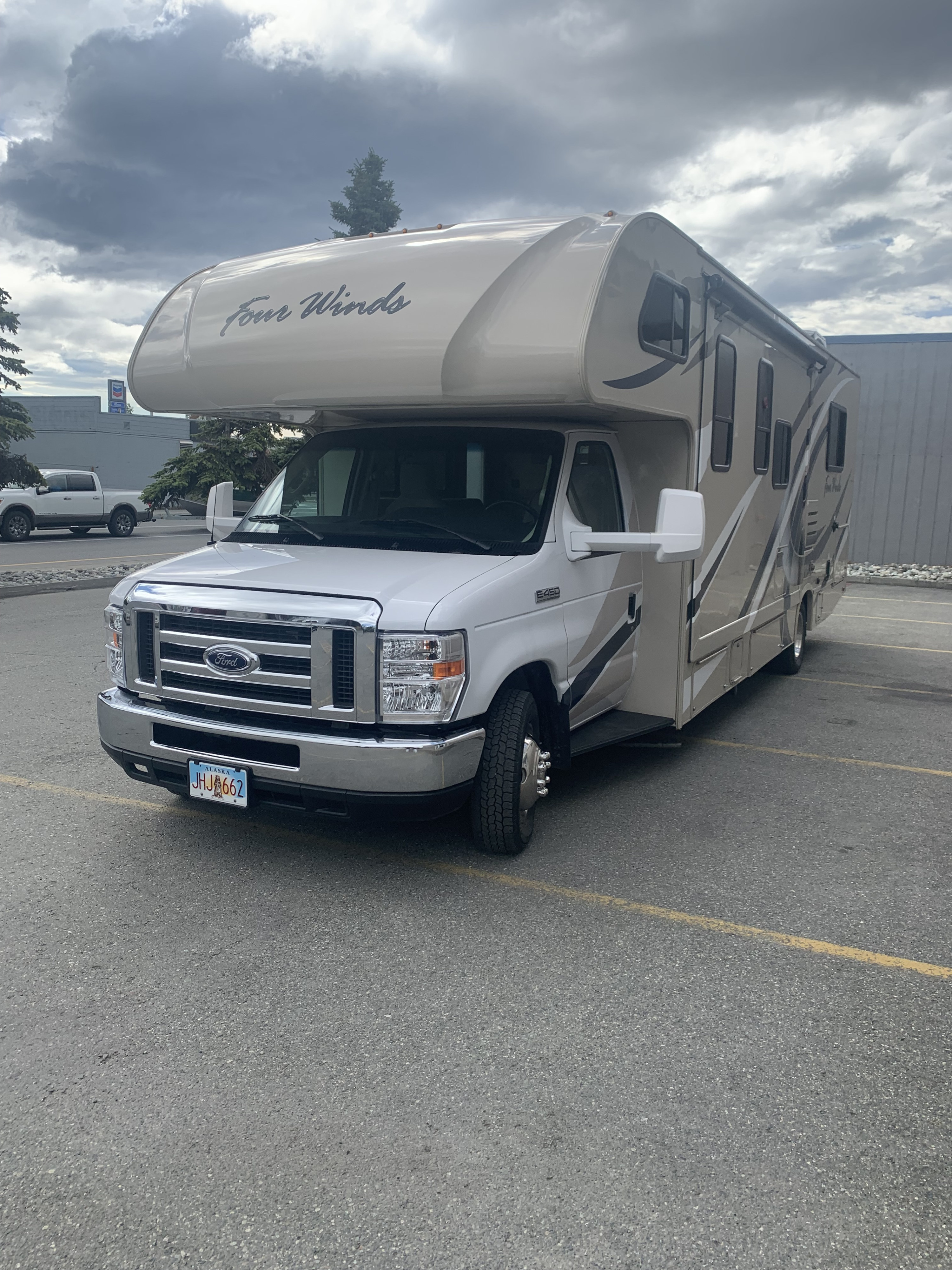 HANK - 2018 Thor Motor Coach Four Winds 28Z
