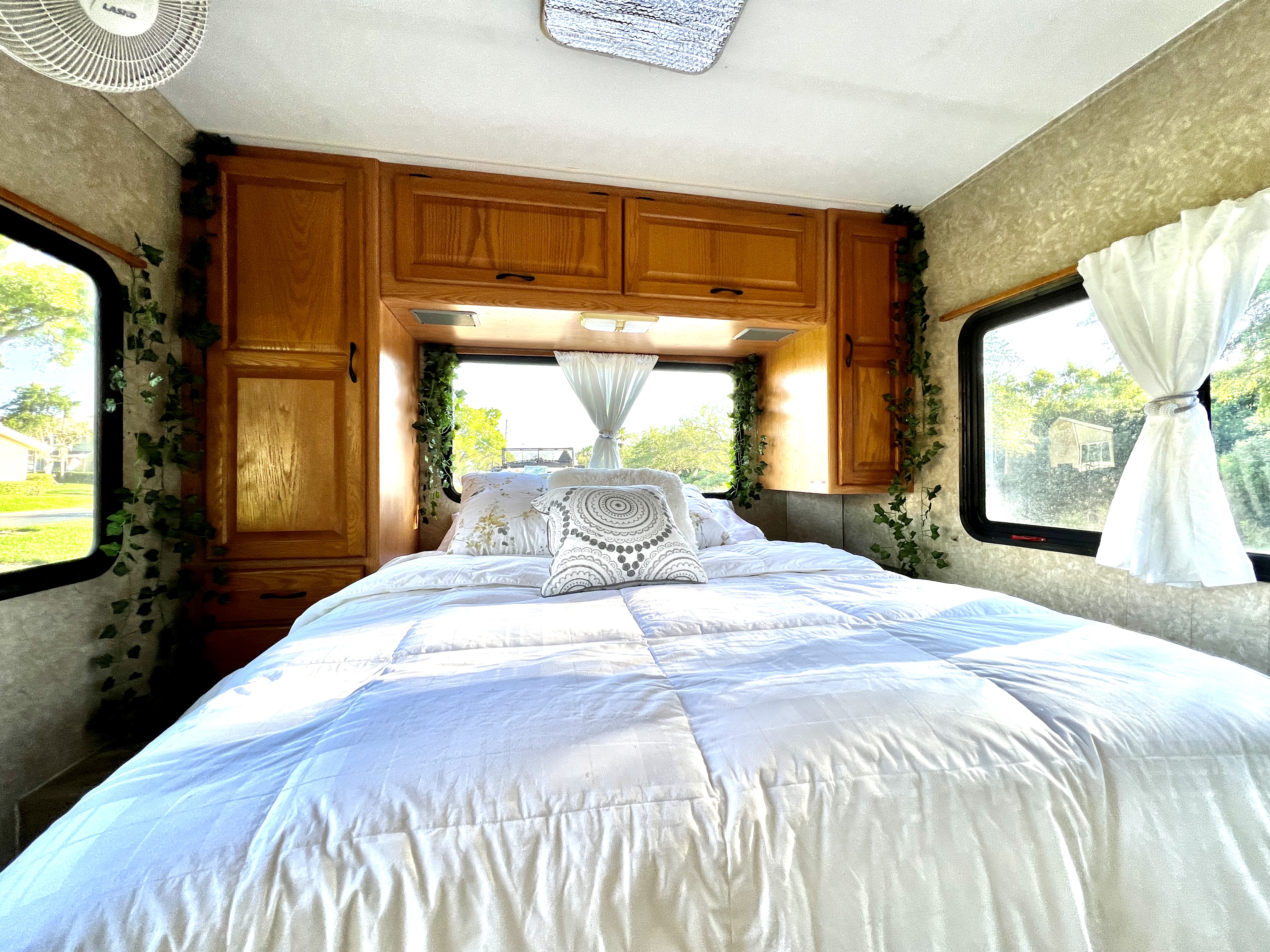 Stretch out on the plush queen sized bed w/bamboo sheets, and down comforter. Close curtains for privacy or leave them open to enjoy your surroundings. Four Winds Majestic 2007