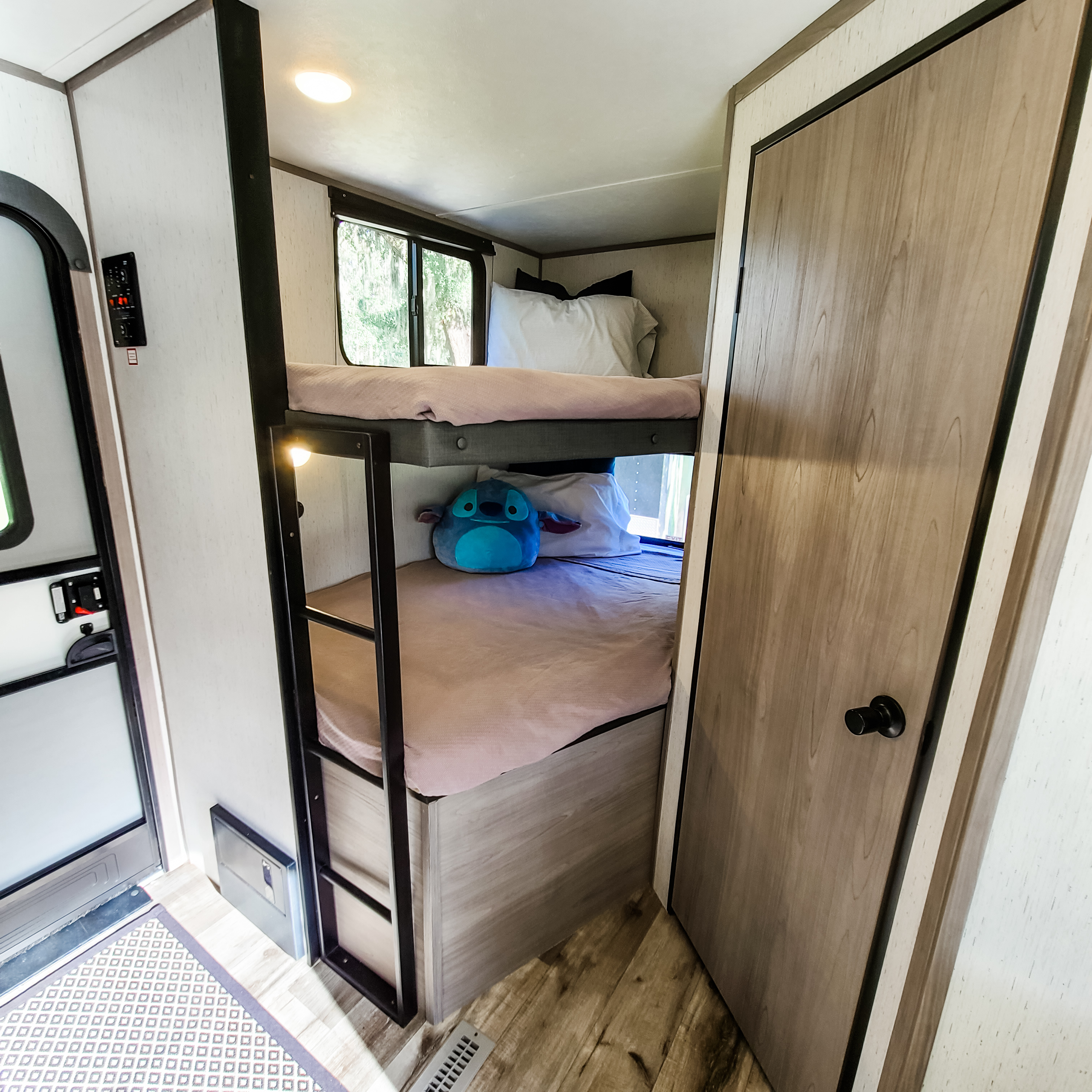 Full size bunks with bottom sheet, top cover, and 2 pillows . Dutchmen Coleman Lantern LT 2022