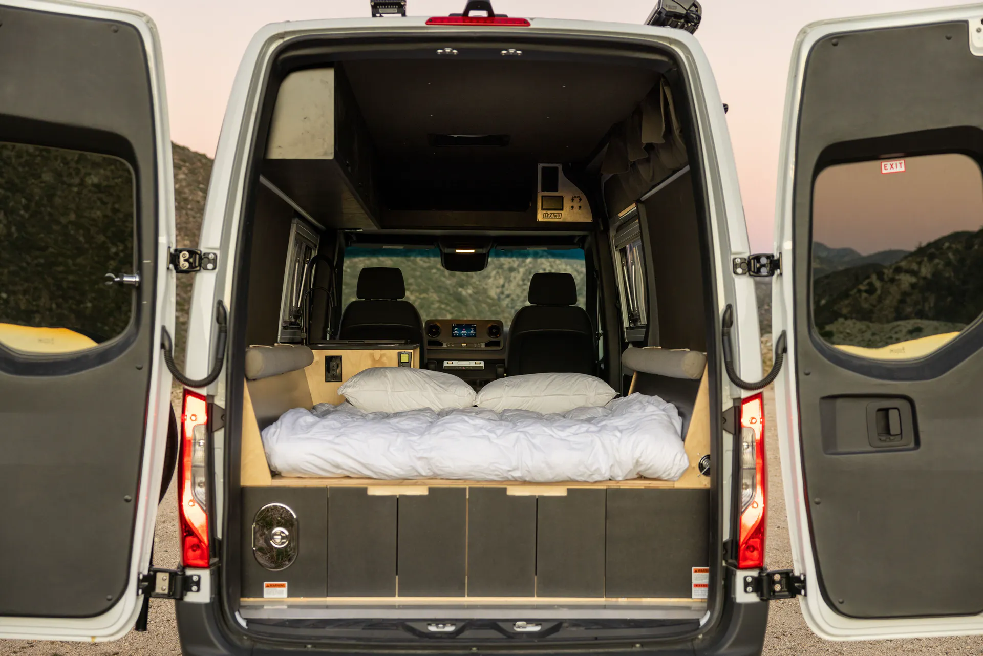 Induction stove with induction pots and pans included . Mercedes Sprinter 2021