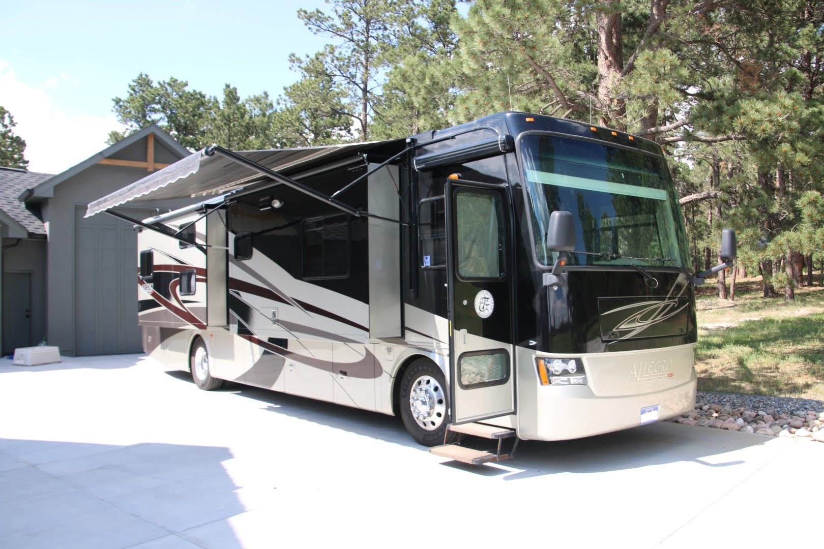 2011 Allegro Allegro Red with Starlink!
