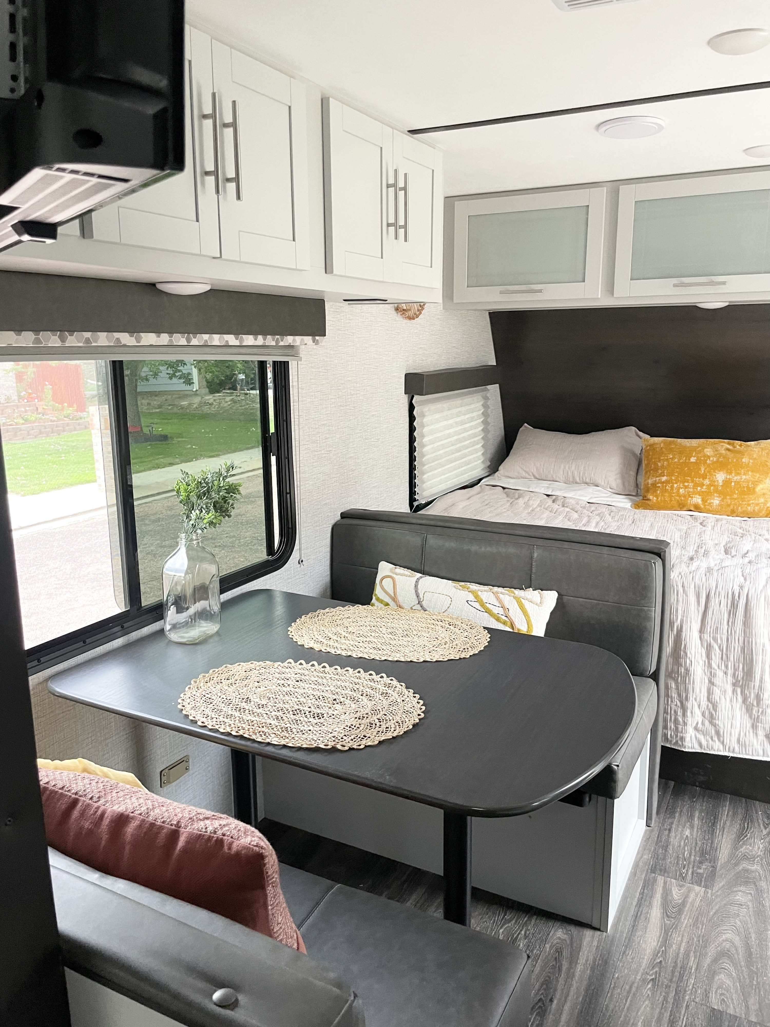 2021 Keystone Bullet Modern GETAWAY SLEEPS 6, AC, SHOWER