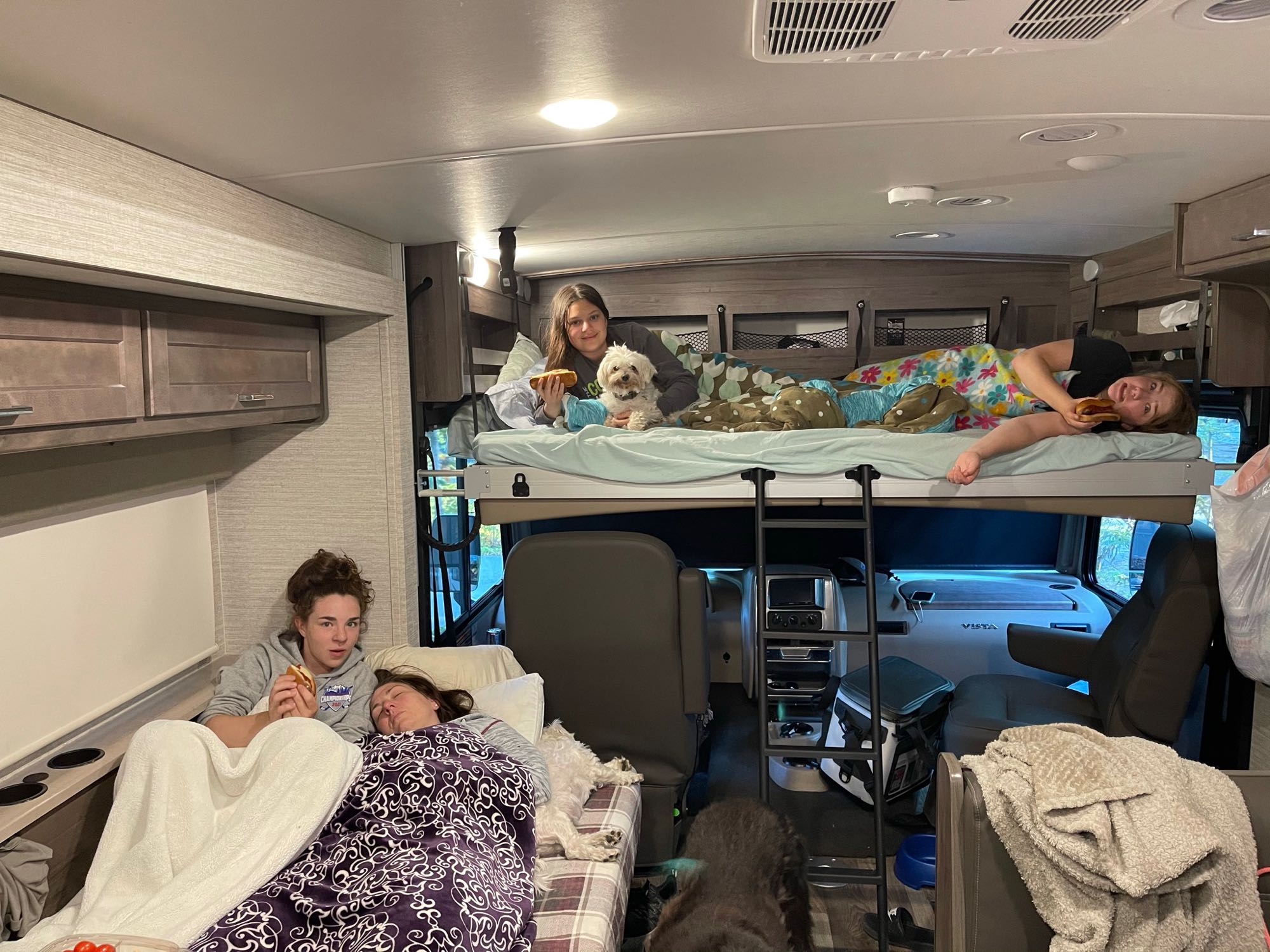 Cozy RV rental trip! Family and dogs relax, eating hotdogs in bunks and beds. Perfect road trip comfort.. Winnebago Vista 2022