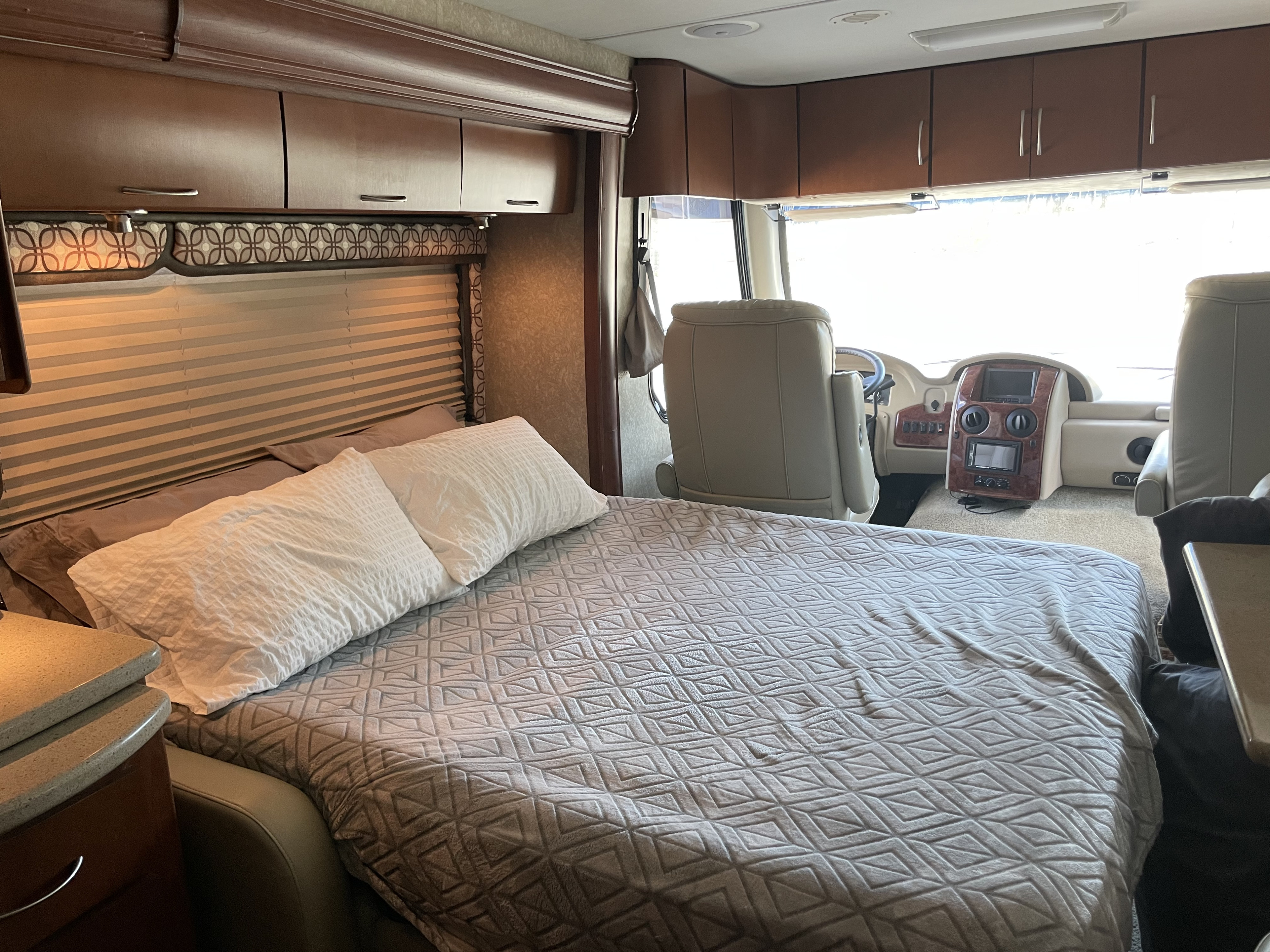 Living Area built in bed, with electric fill compressor. . Four Winds Serrano 2010