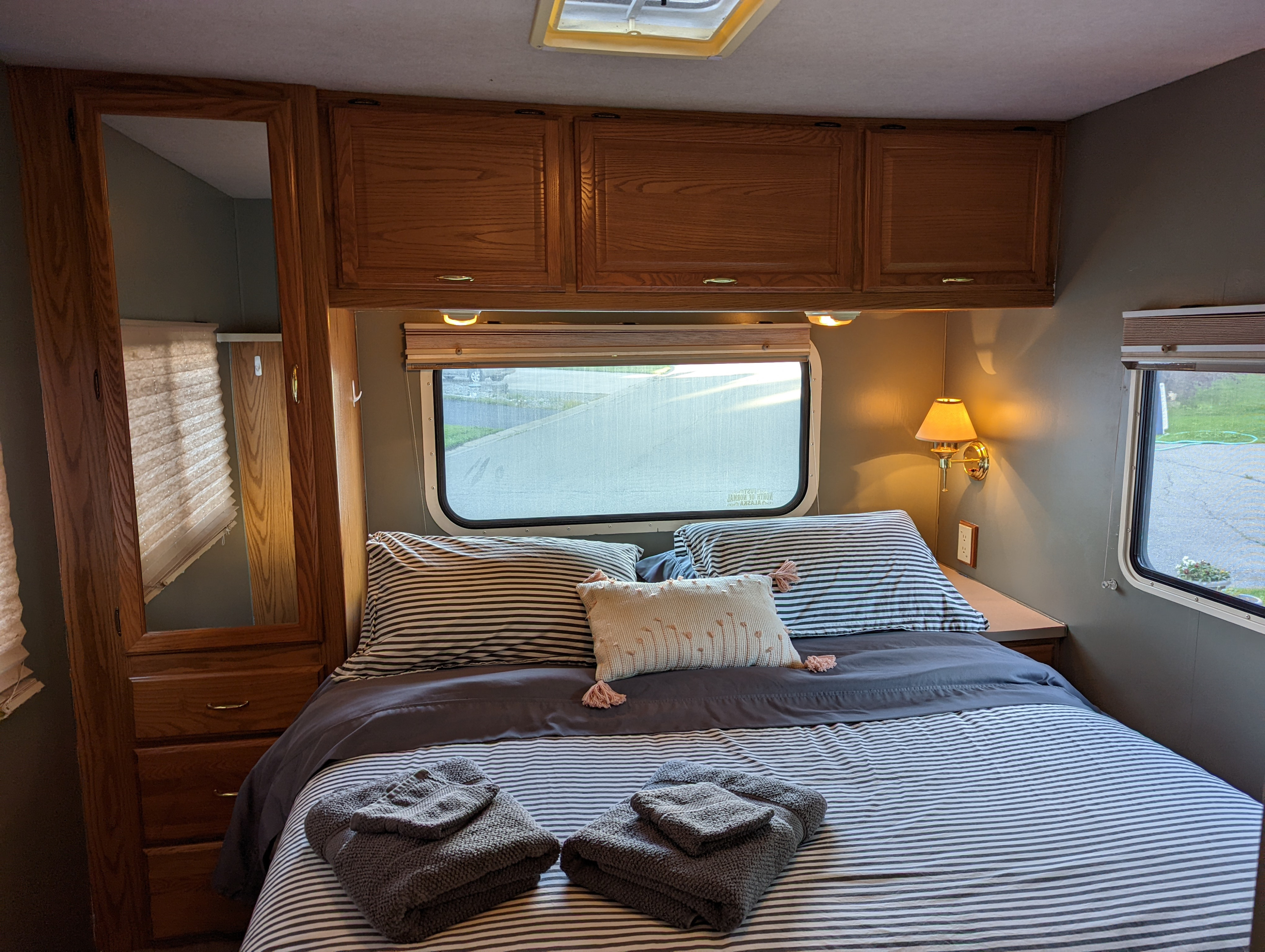 The COMFY real queen Mattress means you'll have a wonderful rest after a long day of exploring the beauty of Alaska. We provide all the linens!. Winnebago Minnie Winnie 1999