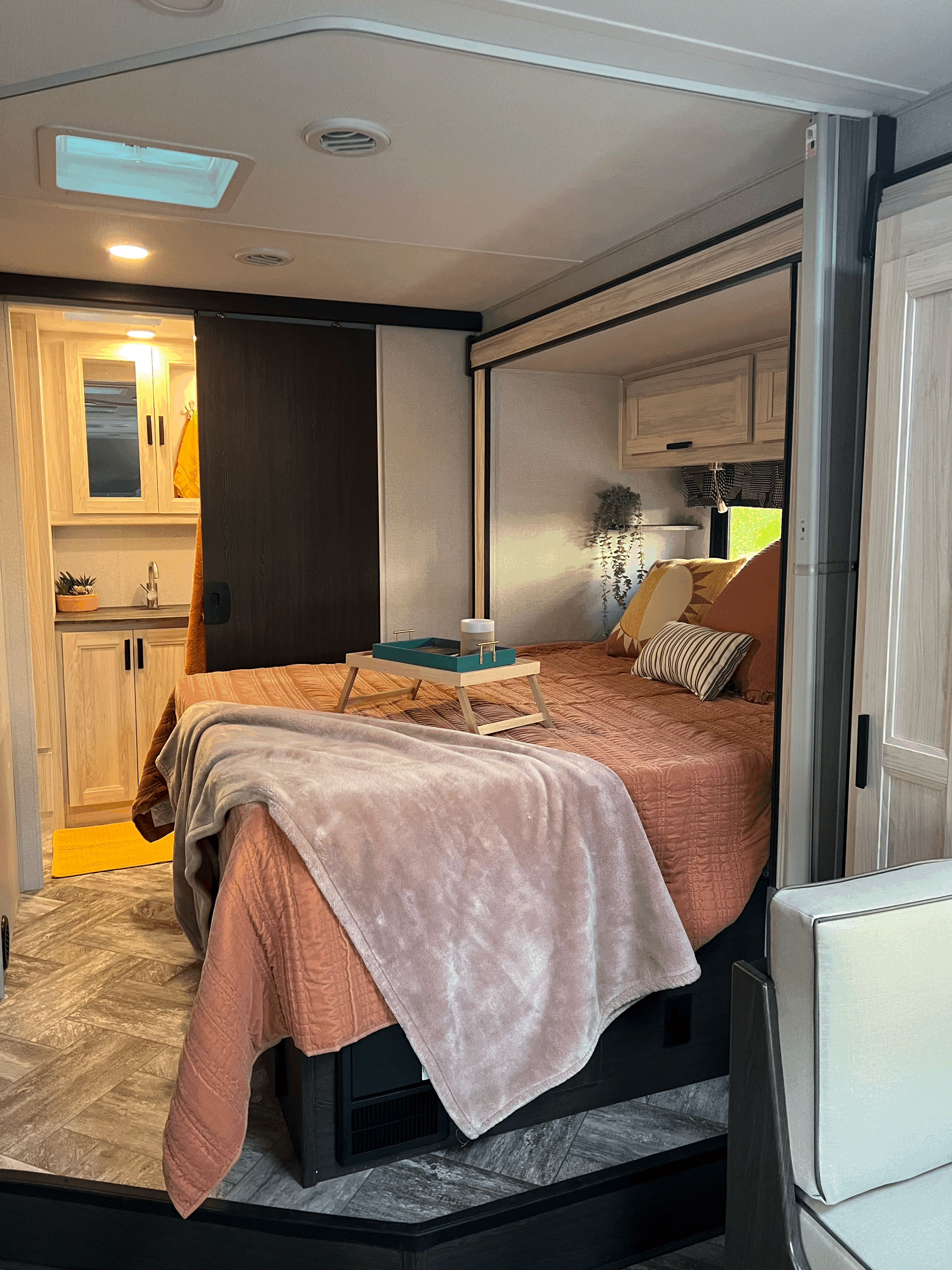 Step into this inviting rv rental. Features a cozy bedroom with a bed tray, and a functional kitchenette space.. Forest River Sunseeker 2023