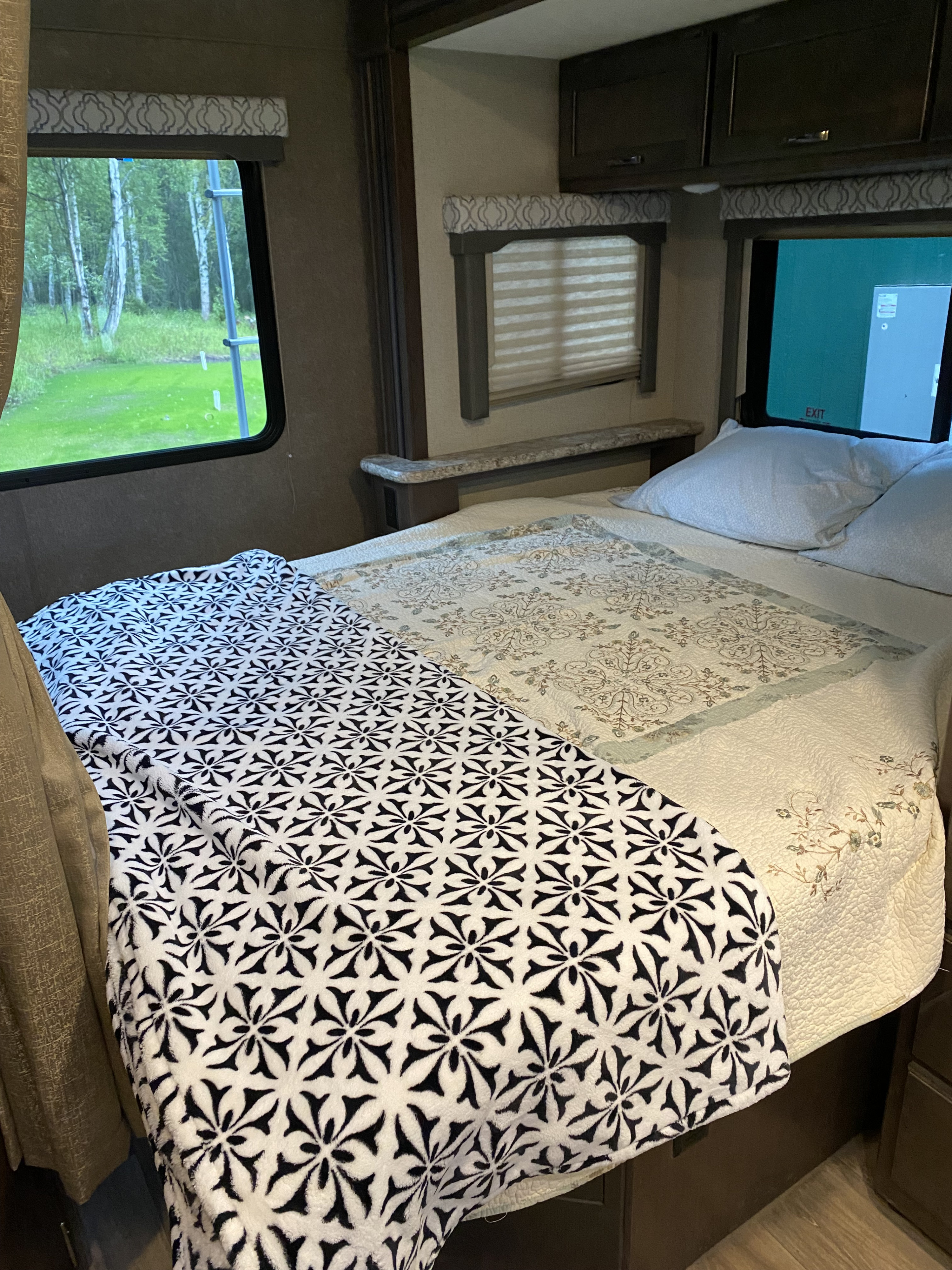 Queen size bed in the rear, lots of room.. Thor Freedom Elite 2020