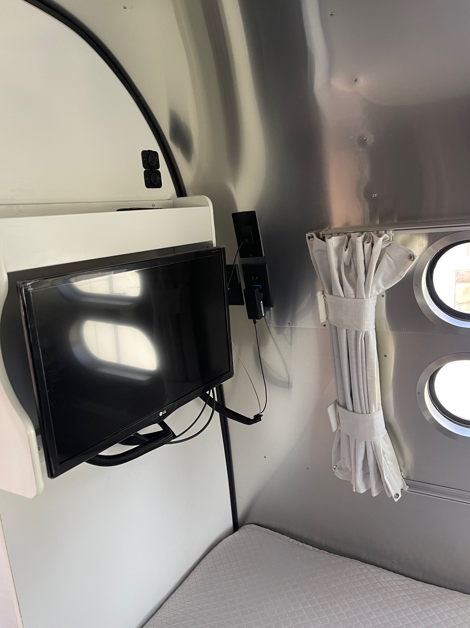 TV. Airstream Caravel 2020