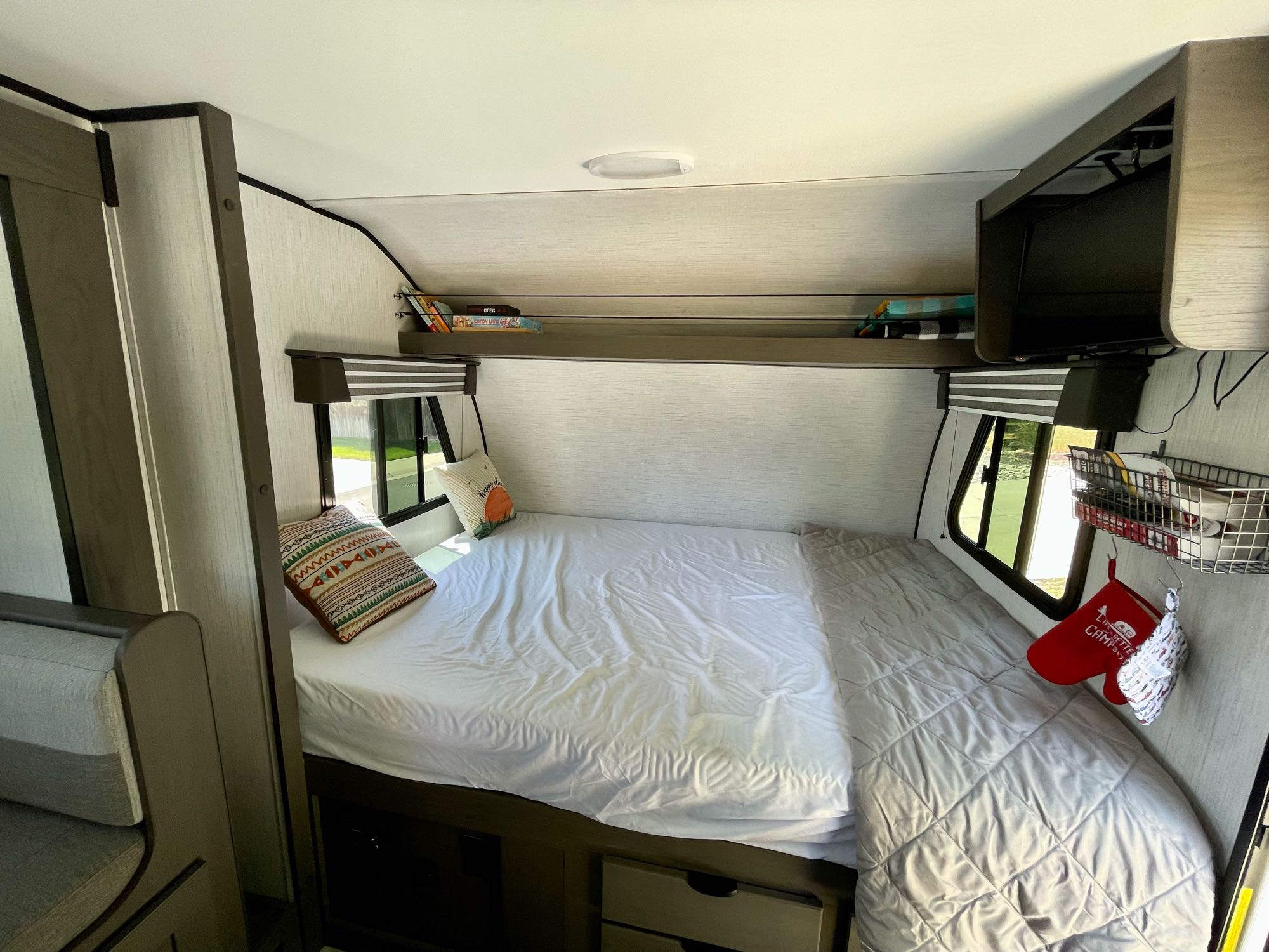 The queen bed has a 3 inch memory foam topper for extra support and comfort!. Heartland Mallard Pathfinder P18BHS 2022