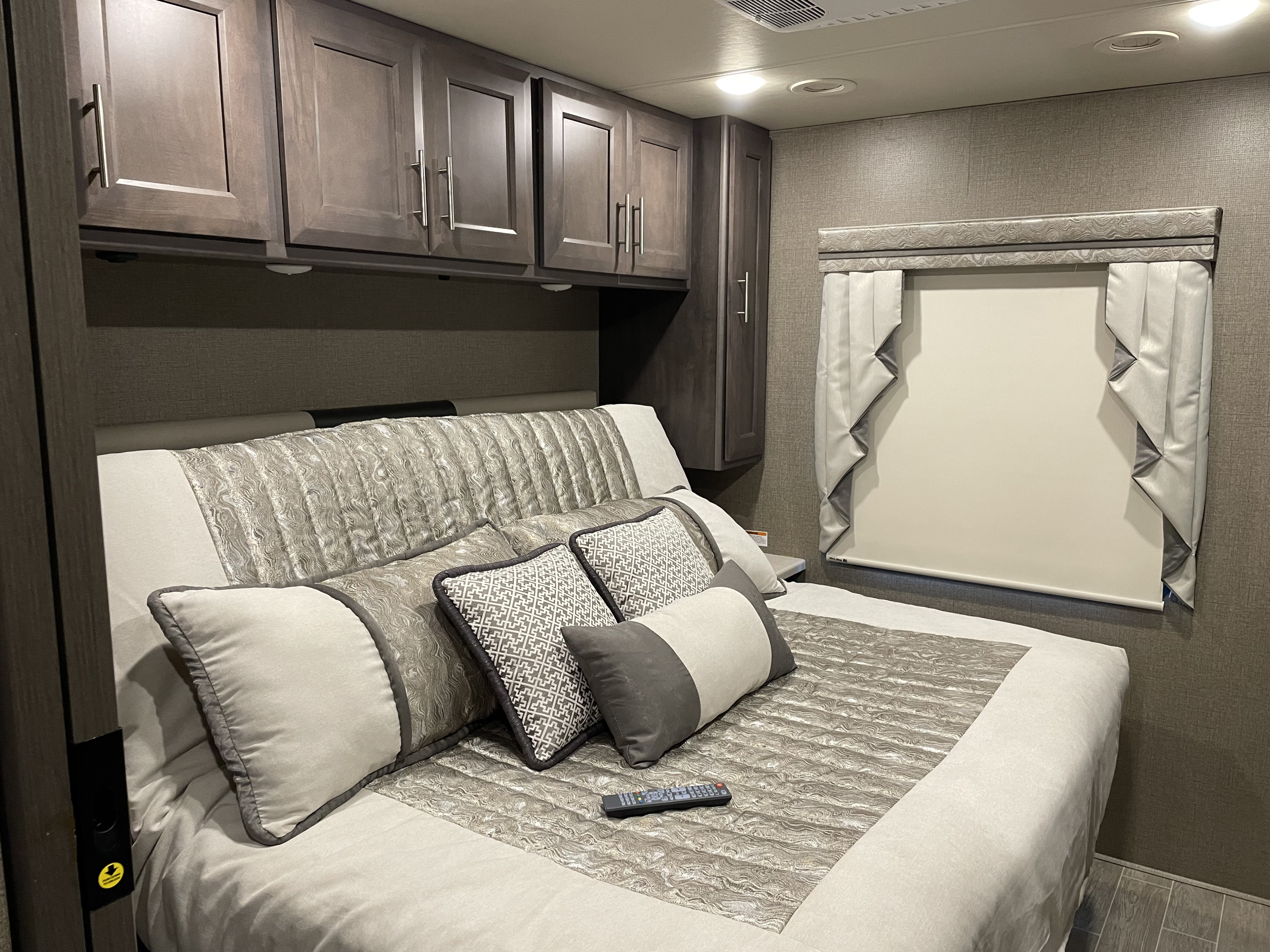 Master bed tilt a view. Thor Miramar 2022